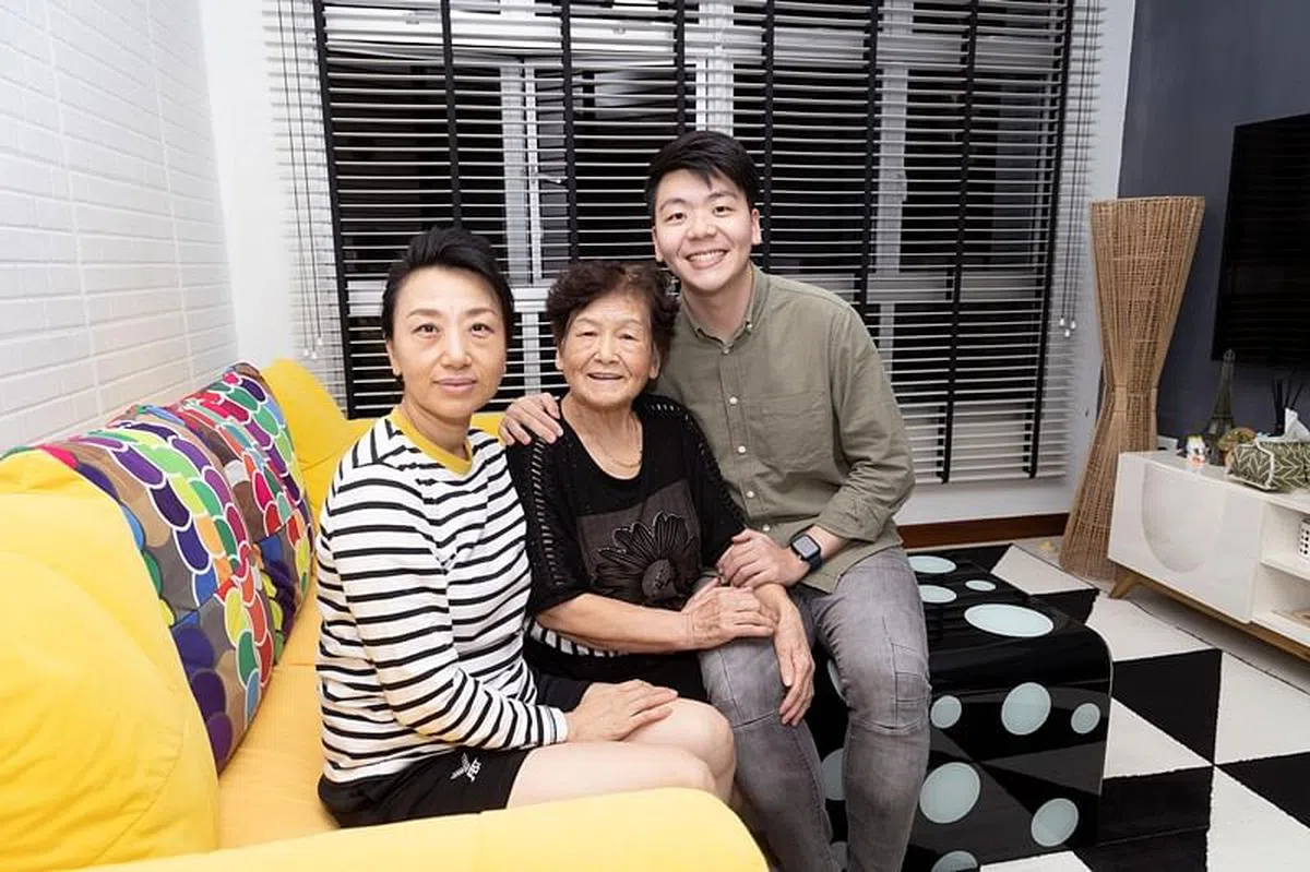 母亲（左）每月得还房贷，还有年迈的外婆（中）需要奉养，再加上过去一年本地物价节节攀升，财务负担不小，令曹镇国一家倍感压力。（陈来福摄）