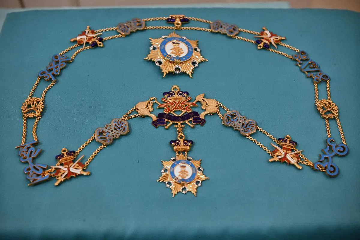 总理夫人何晶获颁的一级拿督斯里勋章。（海峡时报）