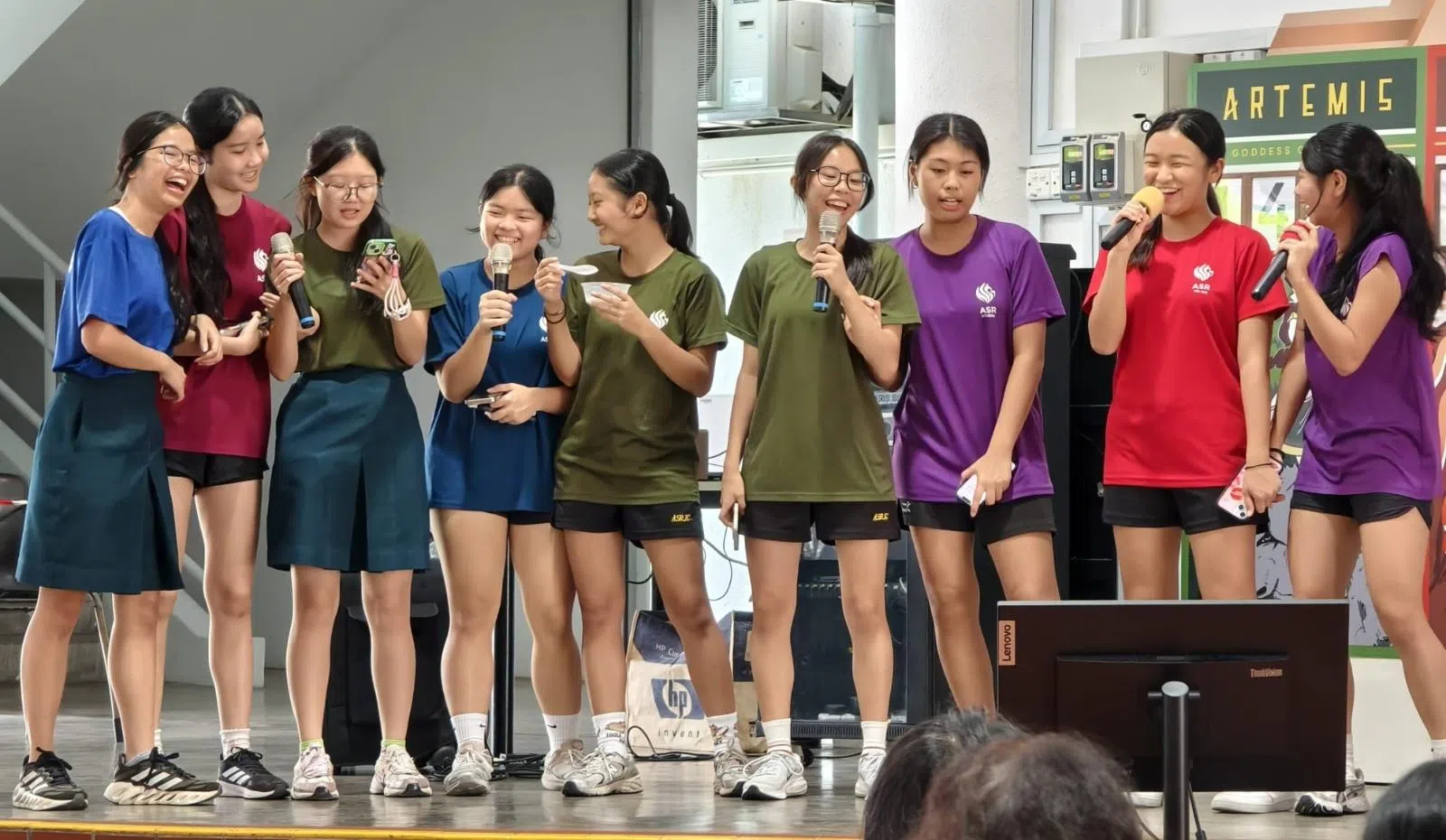 学生在卡拉OK活动中展示才艺，现场气氛愉快，充满了青春活力。（安德逊实龙岗初院提供）