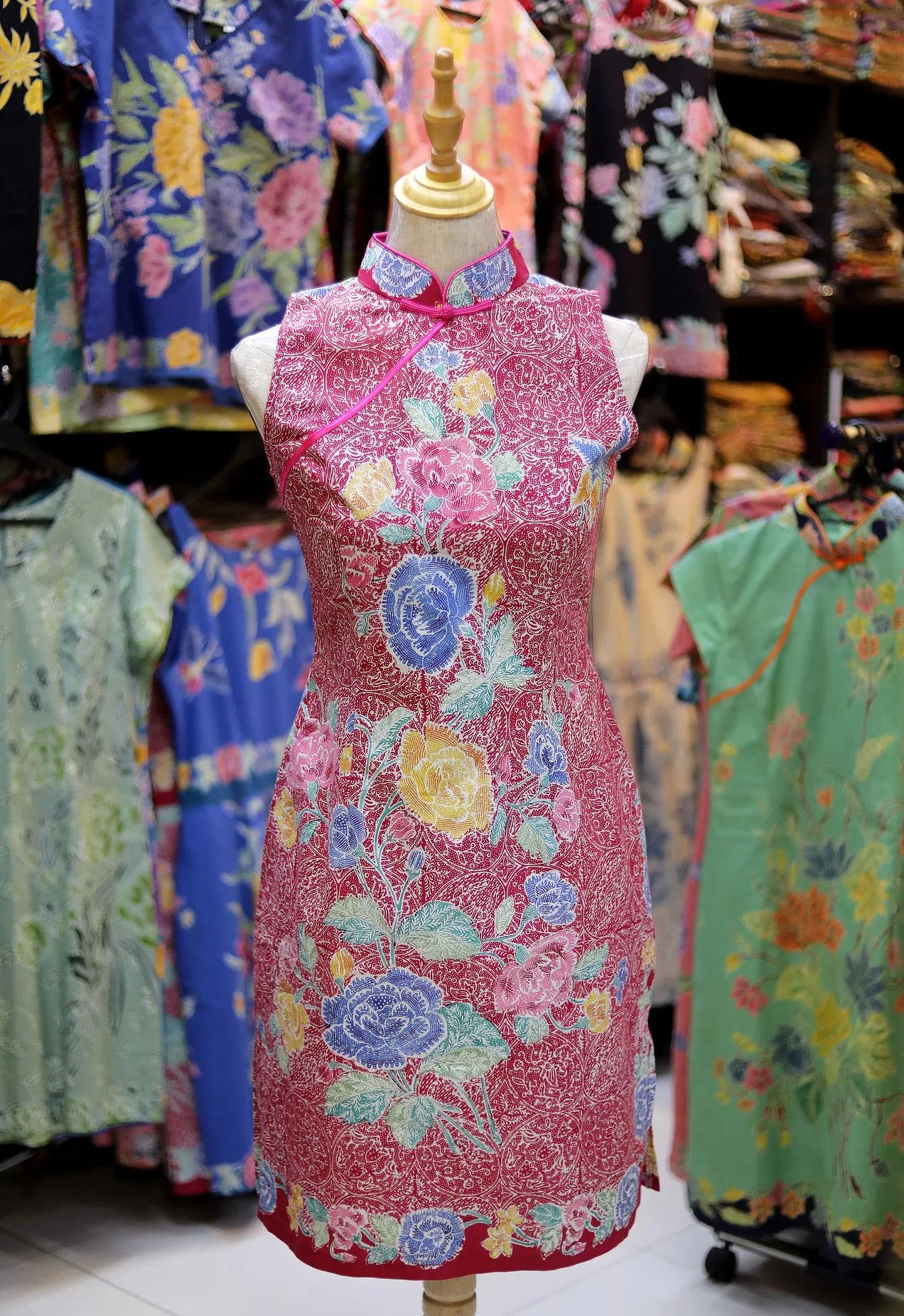 洪钻石采用弟弟引进的印尼峇迪布缝制旗袍、连衣裙。