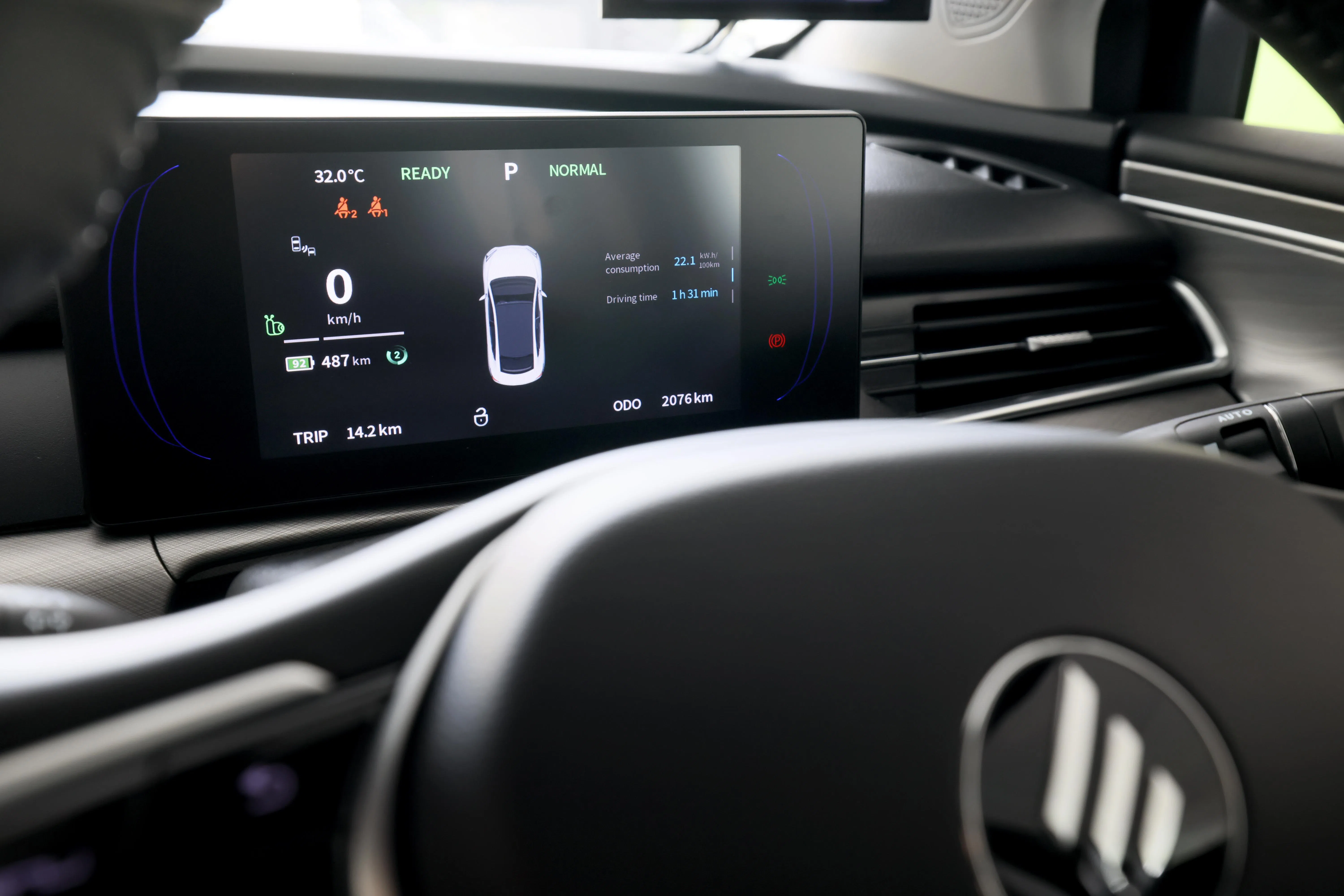 方向盘后方配备一块7英寸彩色数码仪表盘。（龙国雄摄）