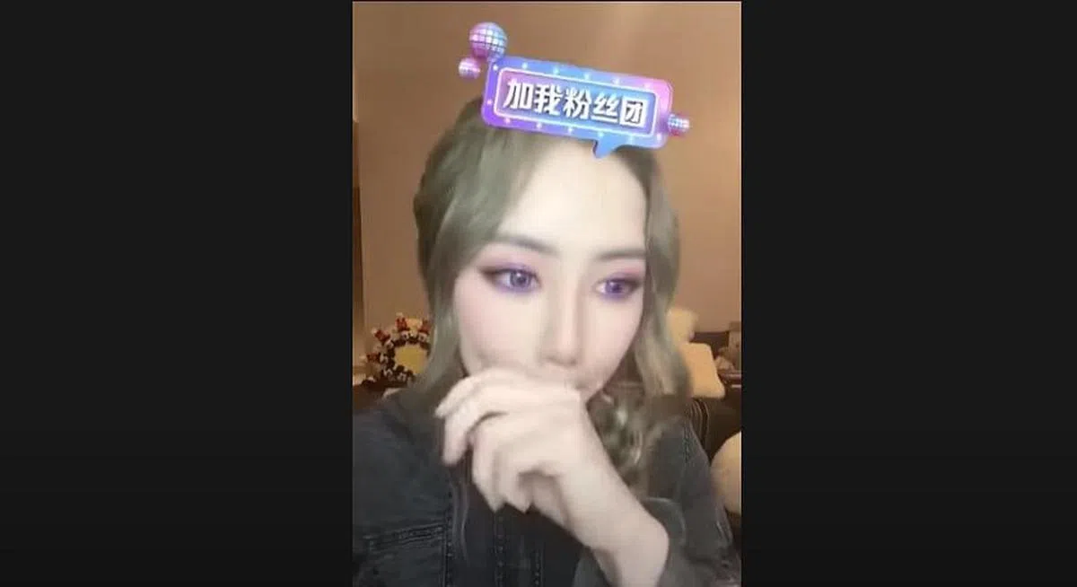 邓紫棋在直播时分享小时候经历。（直播截图）