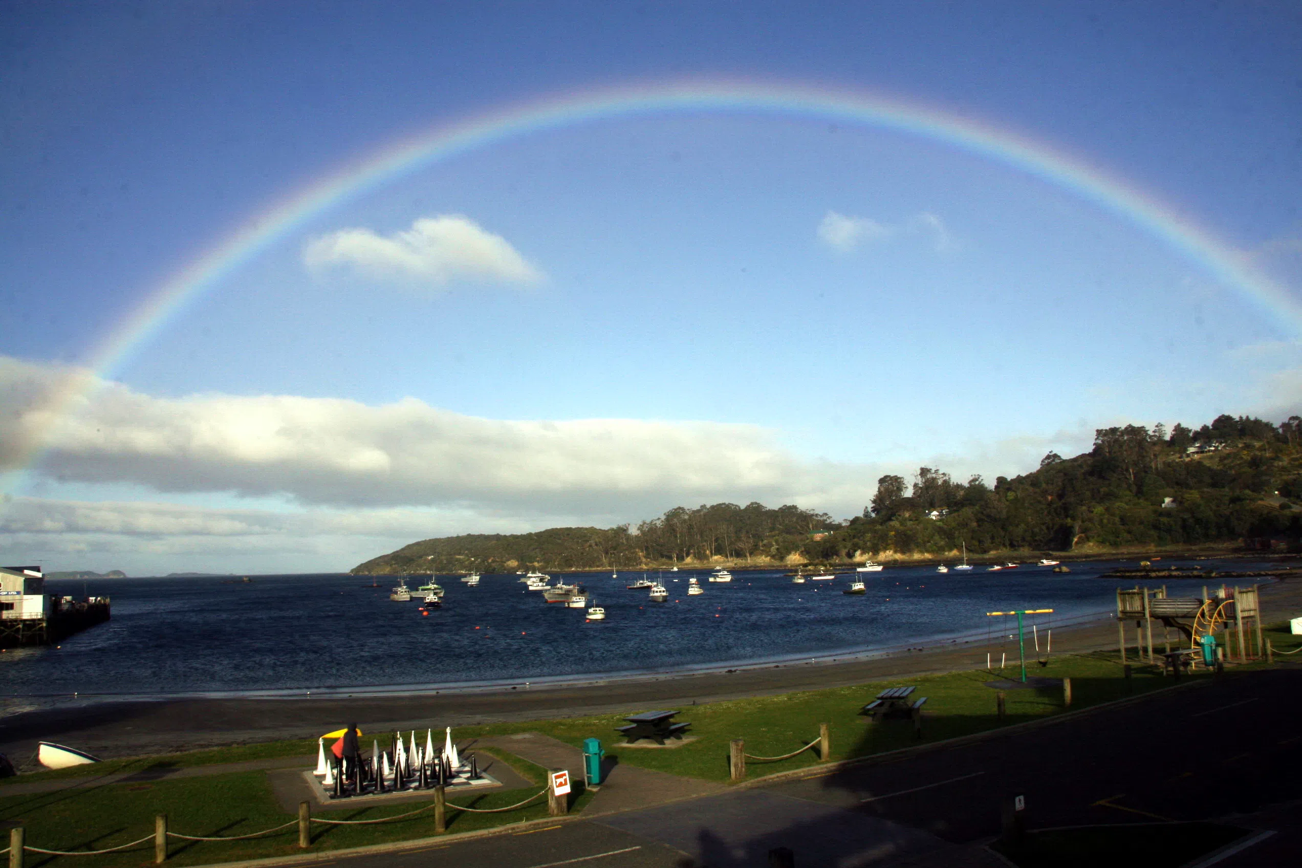 巨幅彩虹横跨天际，时隐时现，如诗如画。（施莉芳摄）