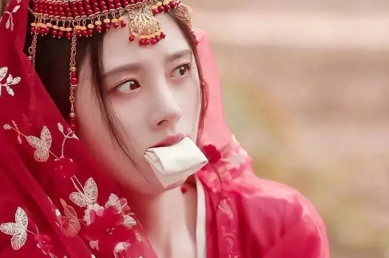 鞠婧祎在《如意芳霏》饰演的傅容有一场绑架戏，被观众评论像被化妆棉堵嘴。（互联网）