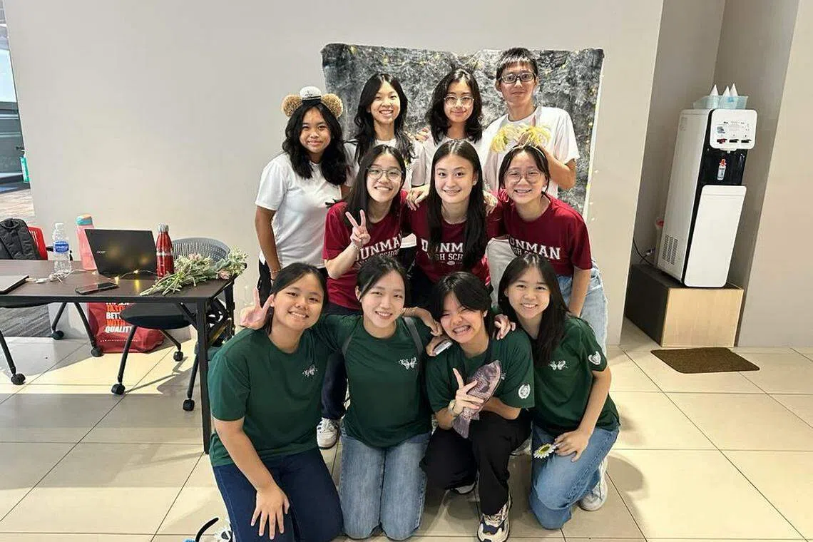 青年竞赛的三个小组在复兴小组的照相亭前拍照，笑容定格永恒，座谈会圆满结束。