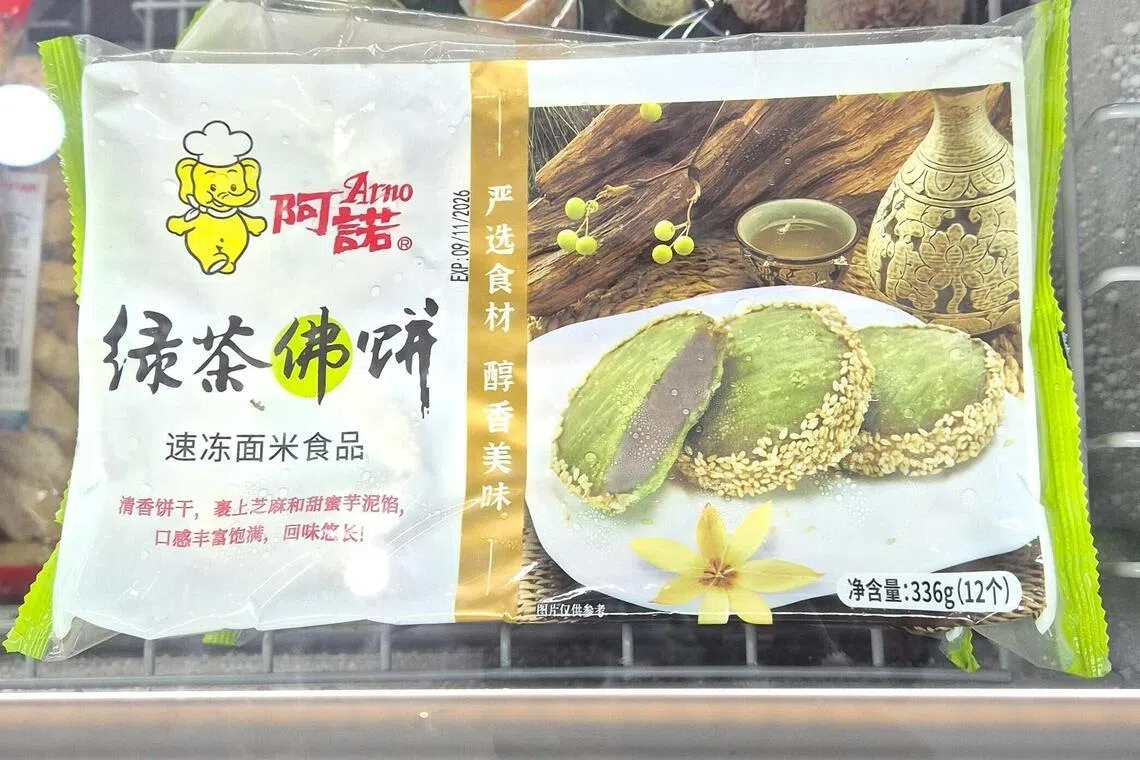 新山食品批发商的“绿茶佛饼”，价廉物美。（陈爱薇摄）