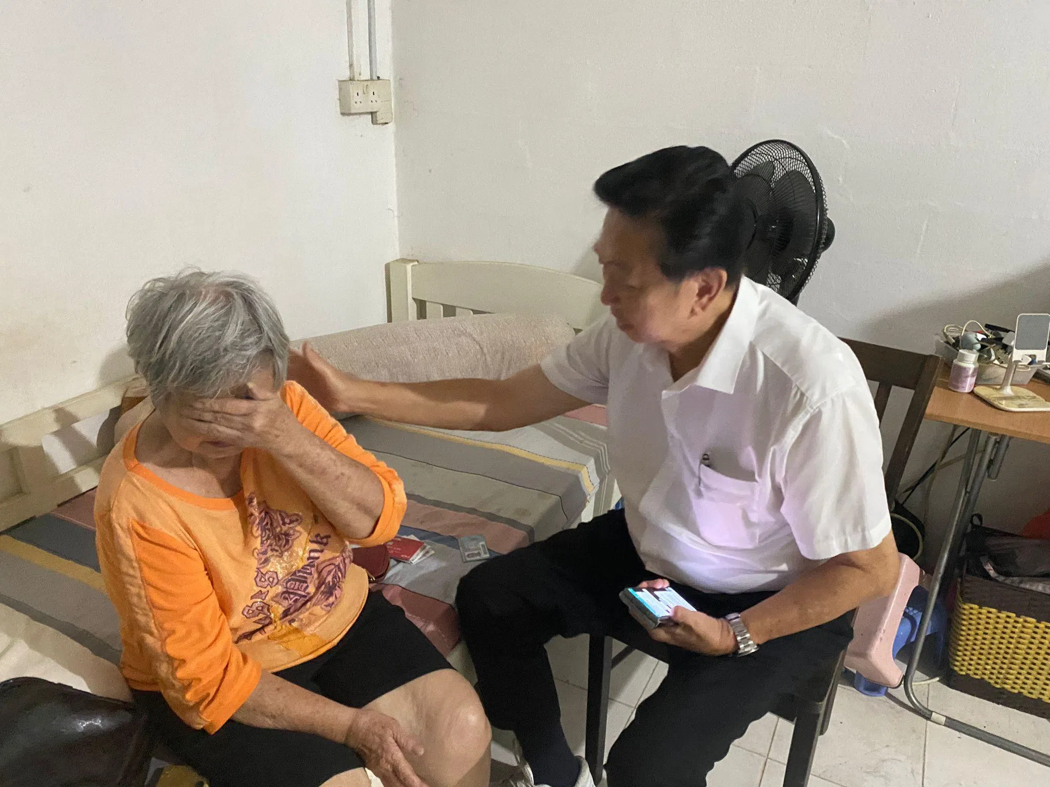 殡葬业者郑海船（右）得知吴细娇（左）的困境后，亲自上门了解情况，协助她办理儿子的后事。（受访者提供）