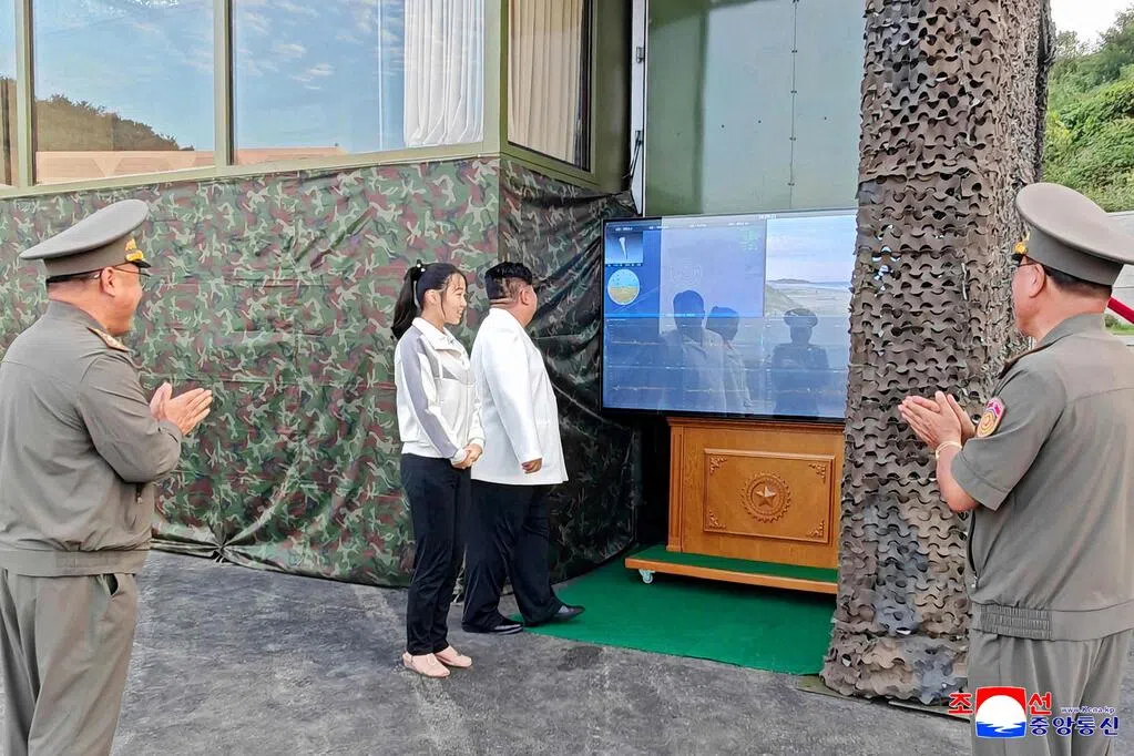 朝鲜进行新型武器试验 金正恩现场观摩