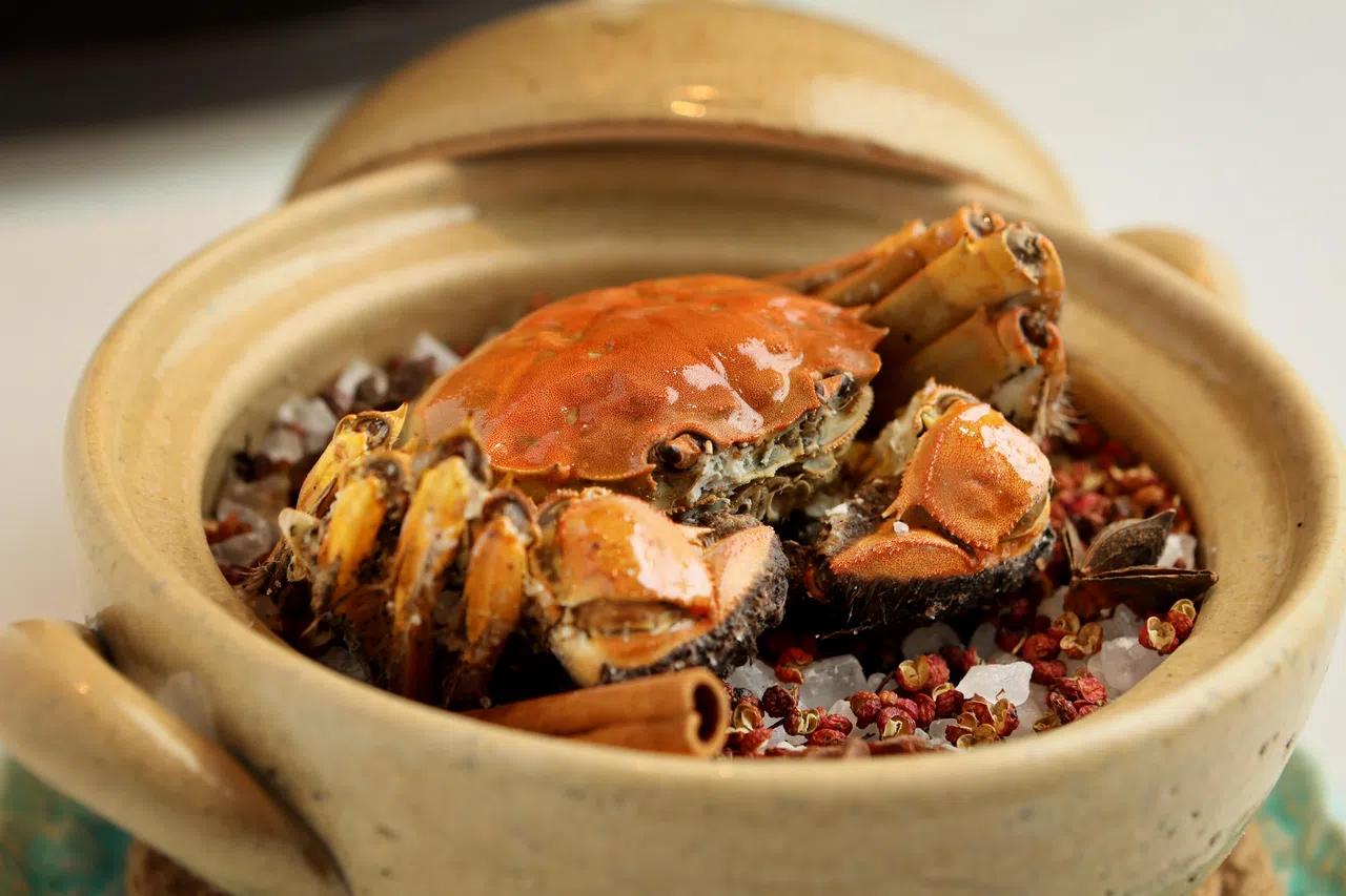 中餐馆鸿桃轩的花椒盐烤大闸蟹香气四溢。（龙国雄摄）