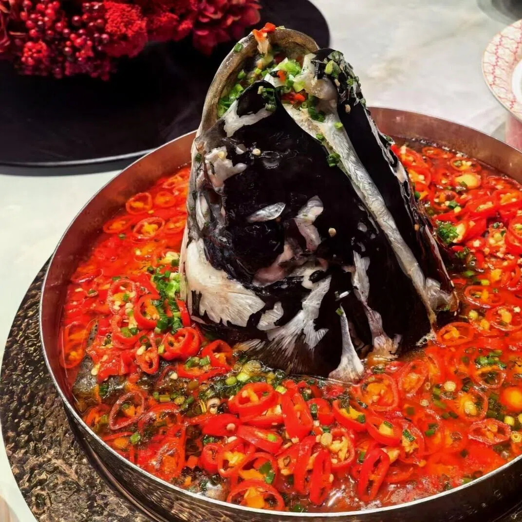 剁椒鱼头王气势十足，不加过多调料，突出鱼头本身鲜味。（餐馆提供）