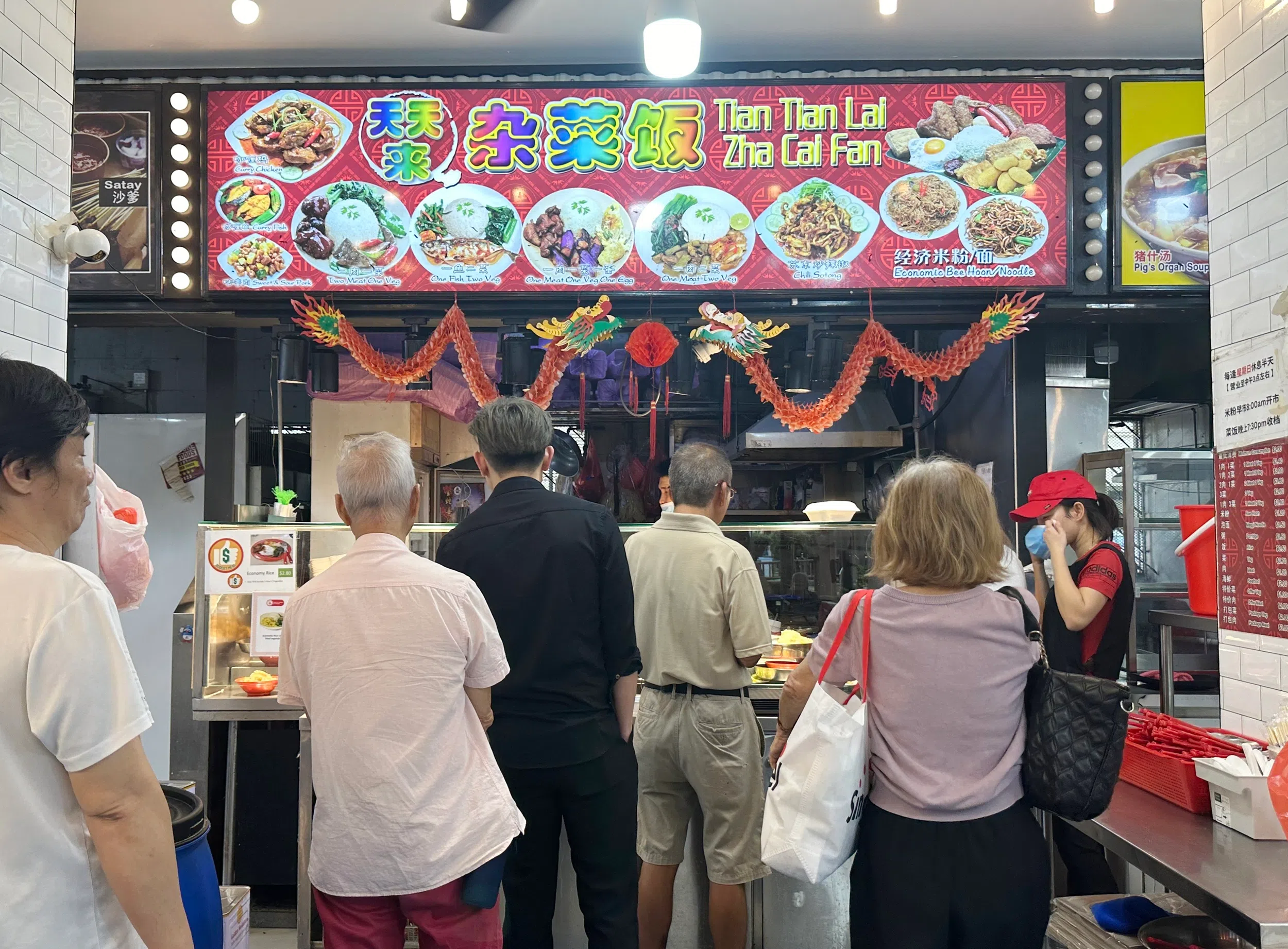 不少食客为经济美食而来。