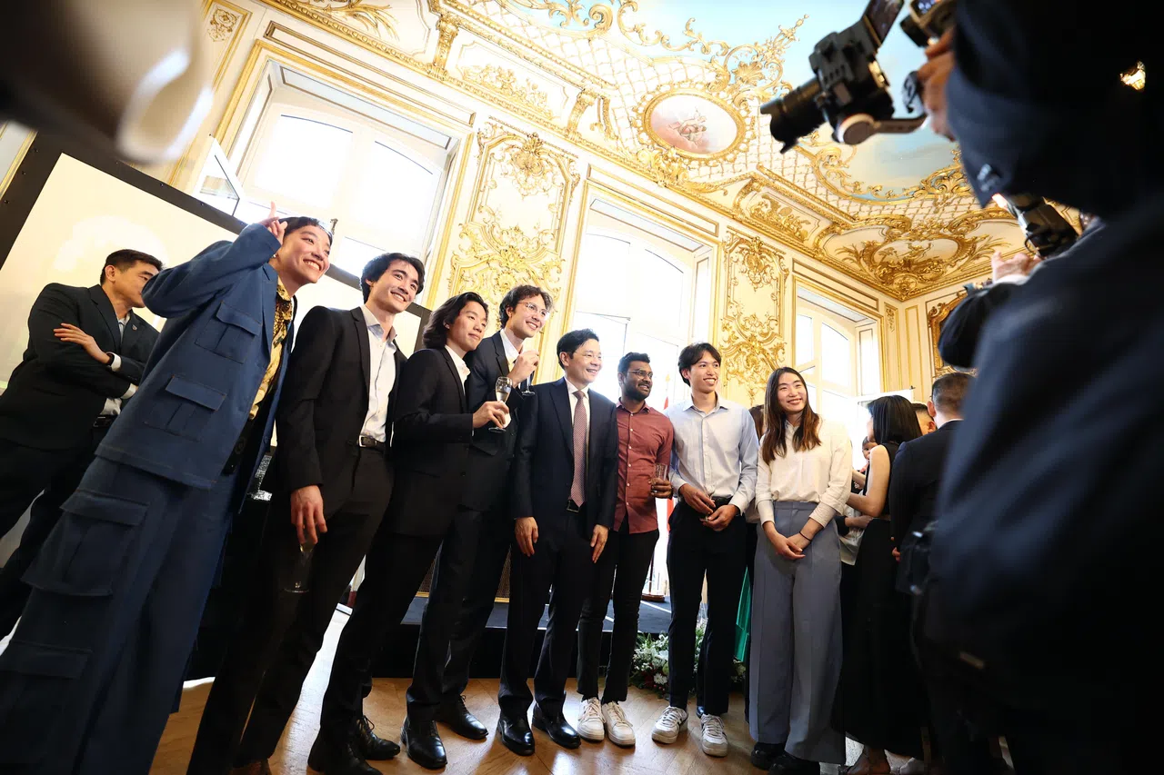 副总理兼财政部长黄循财（右四）出席在巴黎一家百年酒店举行的旅法新加坡人招待会时，与出席者合照。（何家俊摄）