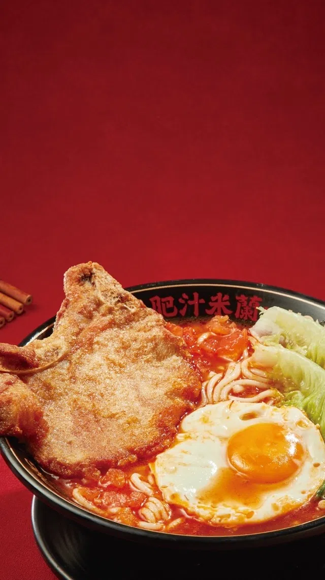 “鲜番茄猪扒煎蛋通心粉”配有太阳蛋、特制港式腌制炸猪扒、蔬菜与番茄丁，酸甜开胃。（餐馆提供）