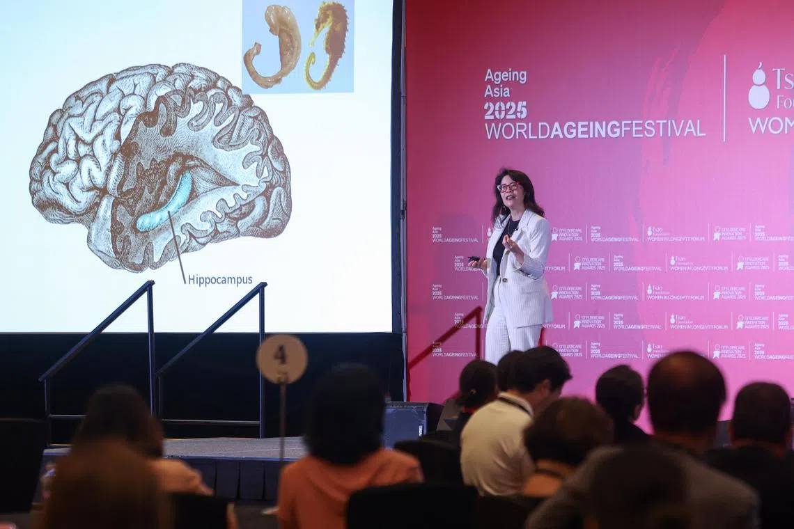 美国知名神经科学家温蒂·铃木在会上分享大脑可塑性，以及优化大脑健康的不同方式。（吴先邦摄）