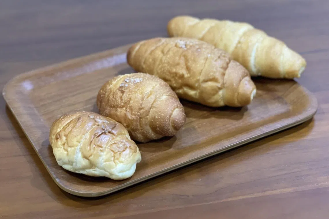 Butter Town（左起）、The Lunar Rabbit Boulangerie、Bakery 1946和Gokoku的原味日式盐面包，各有特色口味。（黄靖晶摄）