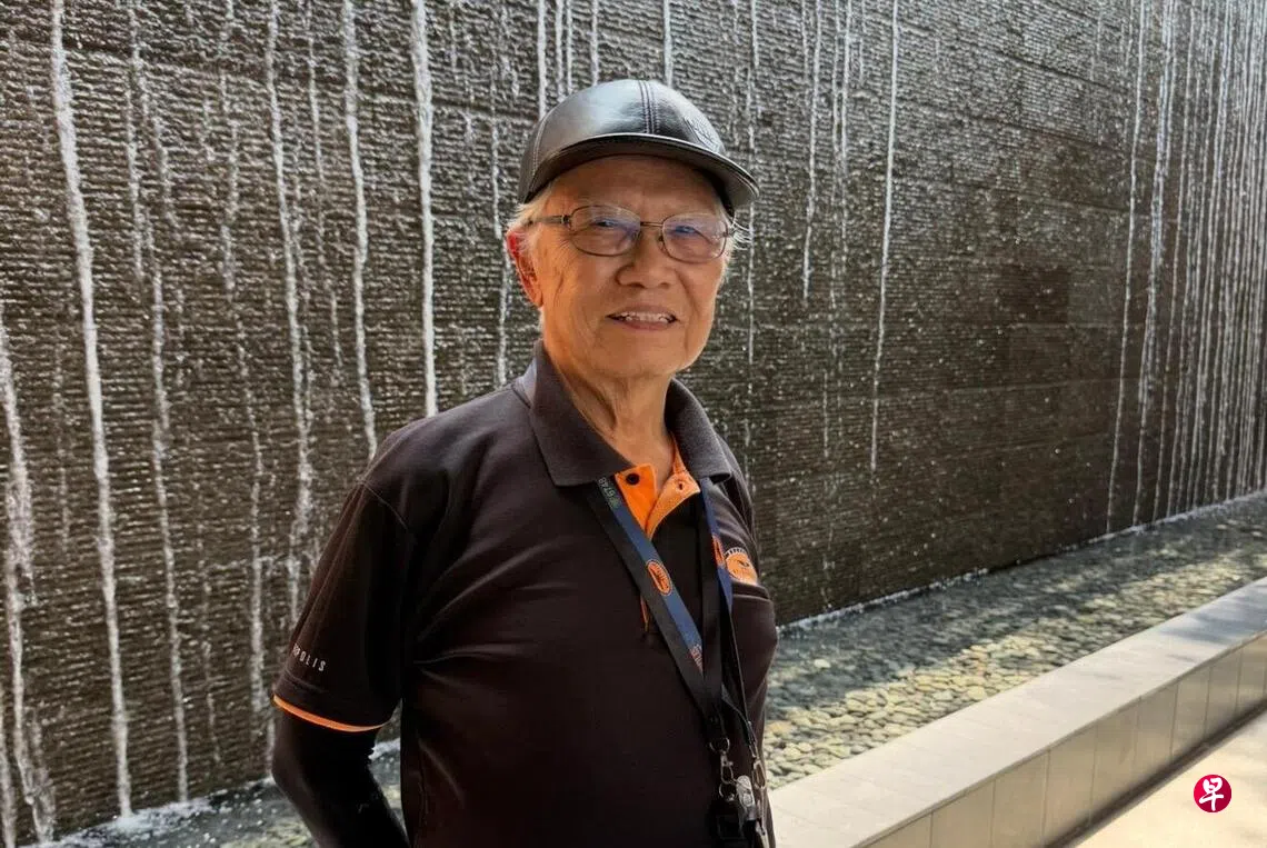 不让年龄设限 85岁兼职保安自费学AI