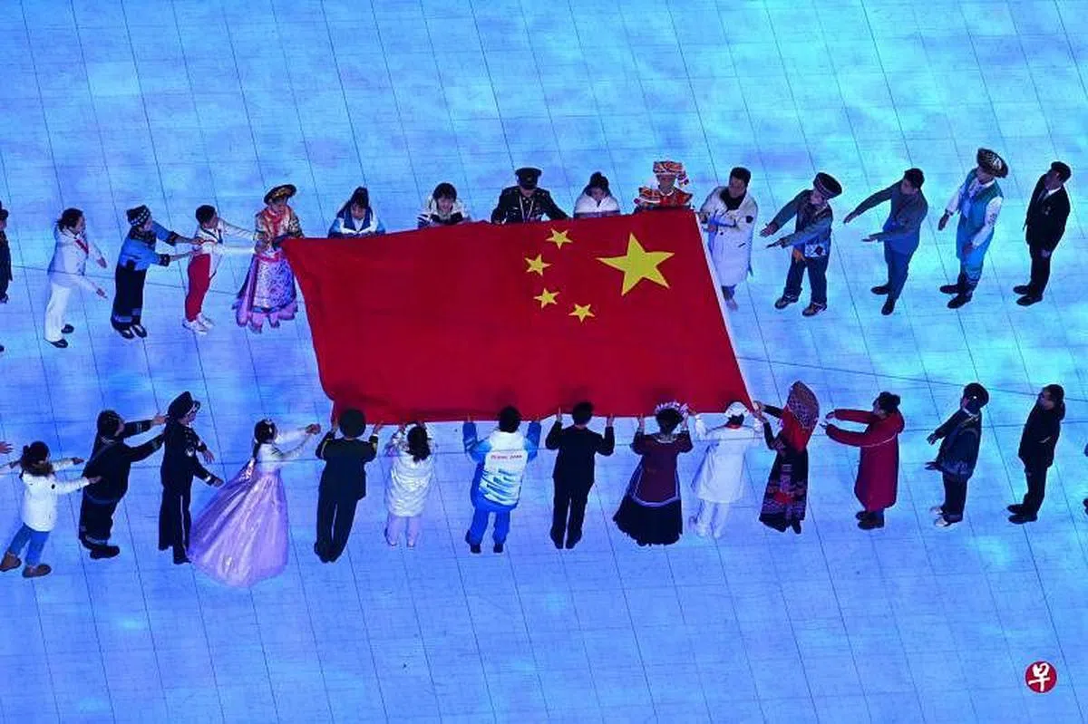 在本月4日的北京奥运会开幕式上，一名身穿朝鲜族传统服饰的表演者出现在中国国旗传递环节。（法新社）