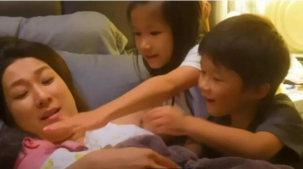 锺嘉欣去年10月在加拿大家中诞下小女儿Anika。（取自网络）