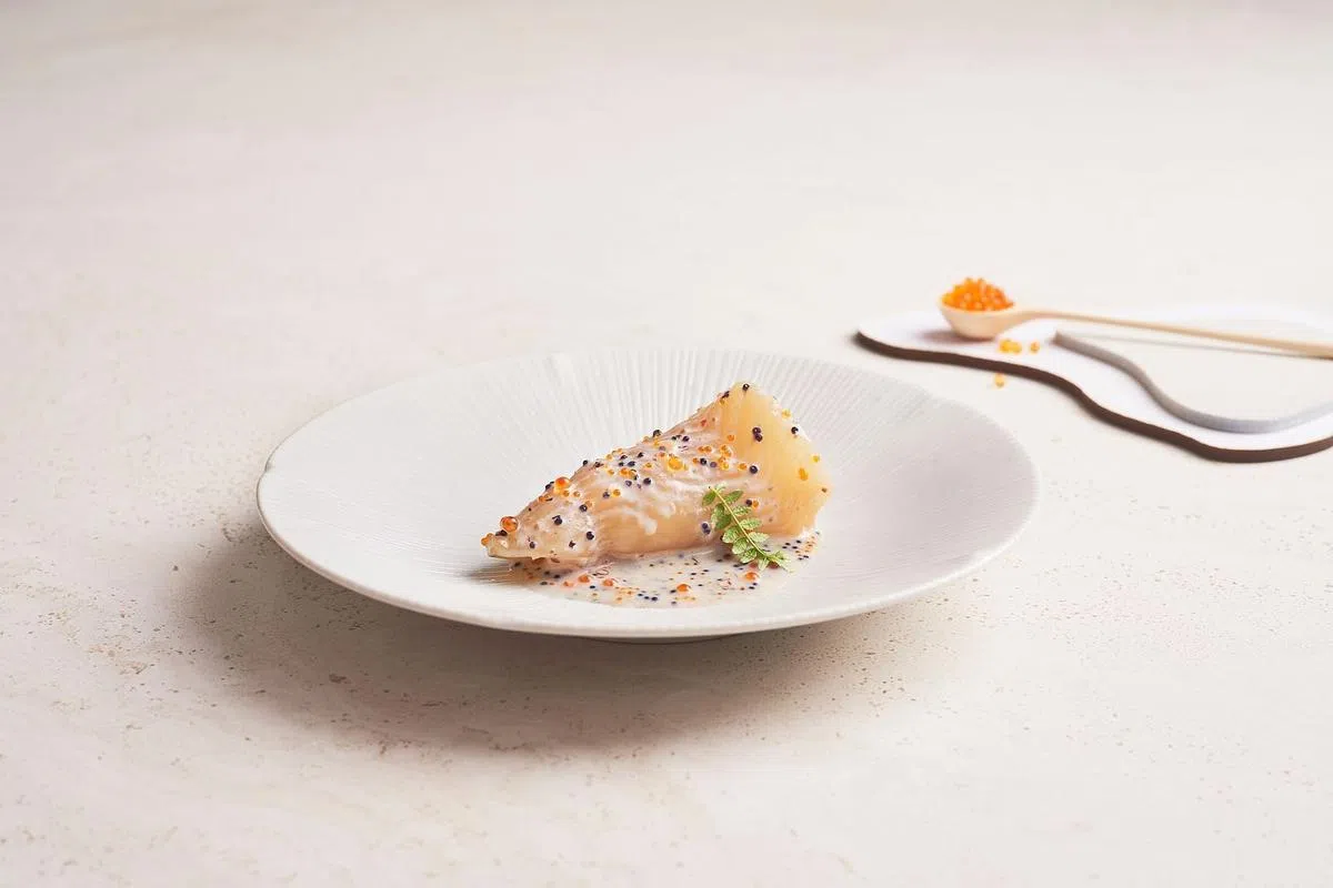 Path高汤炖煮新鲜鱼鳔配豆豉酱汁，带亲切中餐风味。