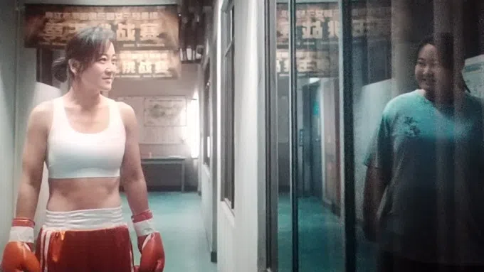 贾玲在《热辣滚烫》中打败最大的敌人——自己，减肥塑身成功当上拳击手。（互联网）