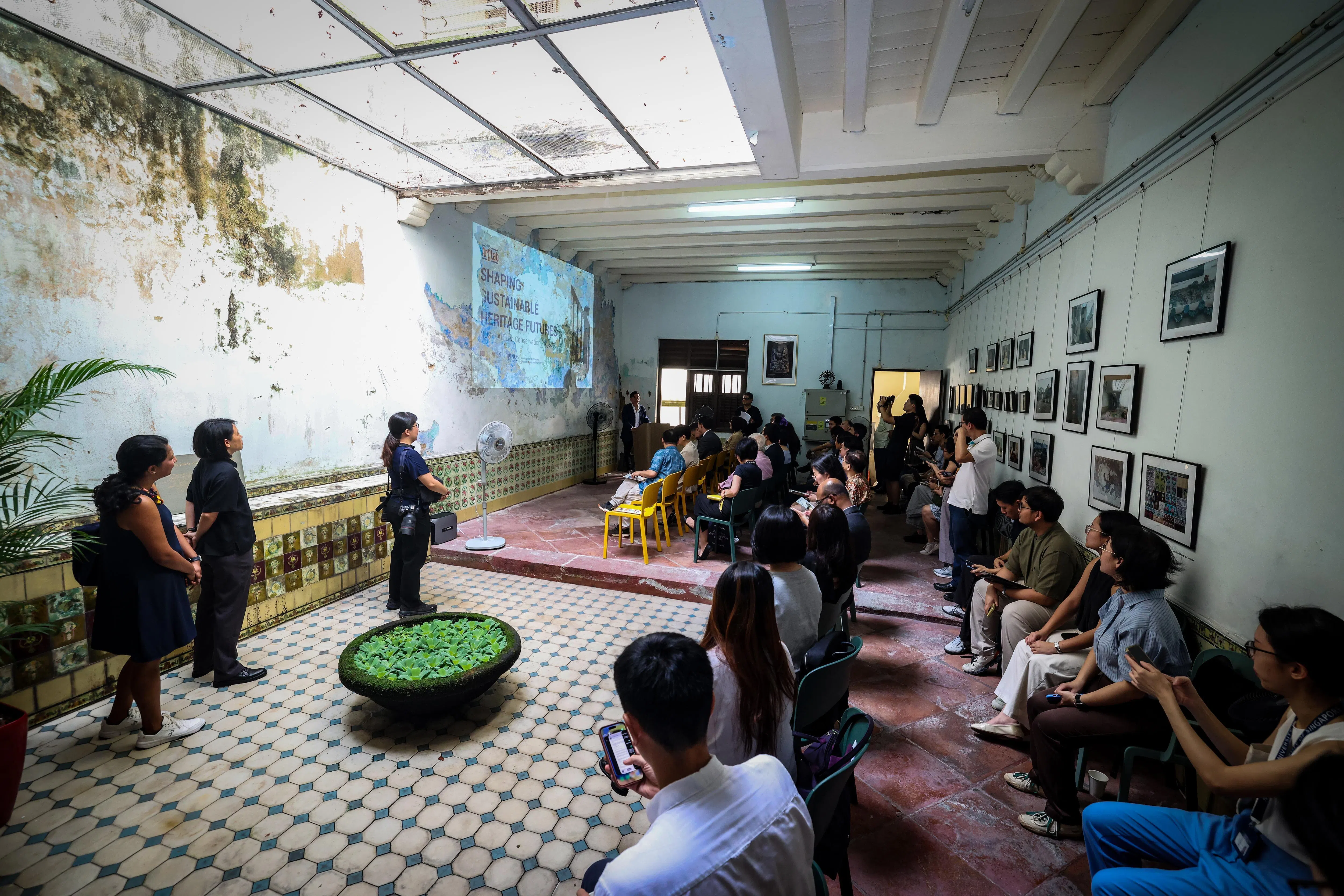 国大建筑保护实验室星期三（4月29日）在尼路141号举办主题为“塑造可持续遗产未来”的活动，宣布翻新计划，并分享实验室成立以来的工作成果。图为这栋受保留建筑的天井与室内现状。（郑一鸣摄）