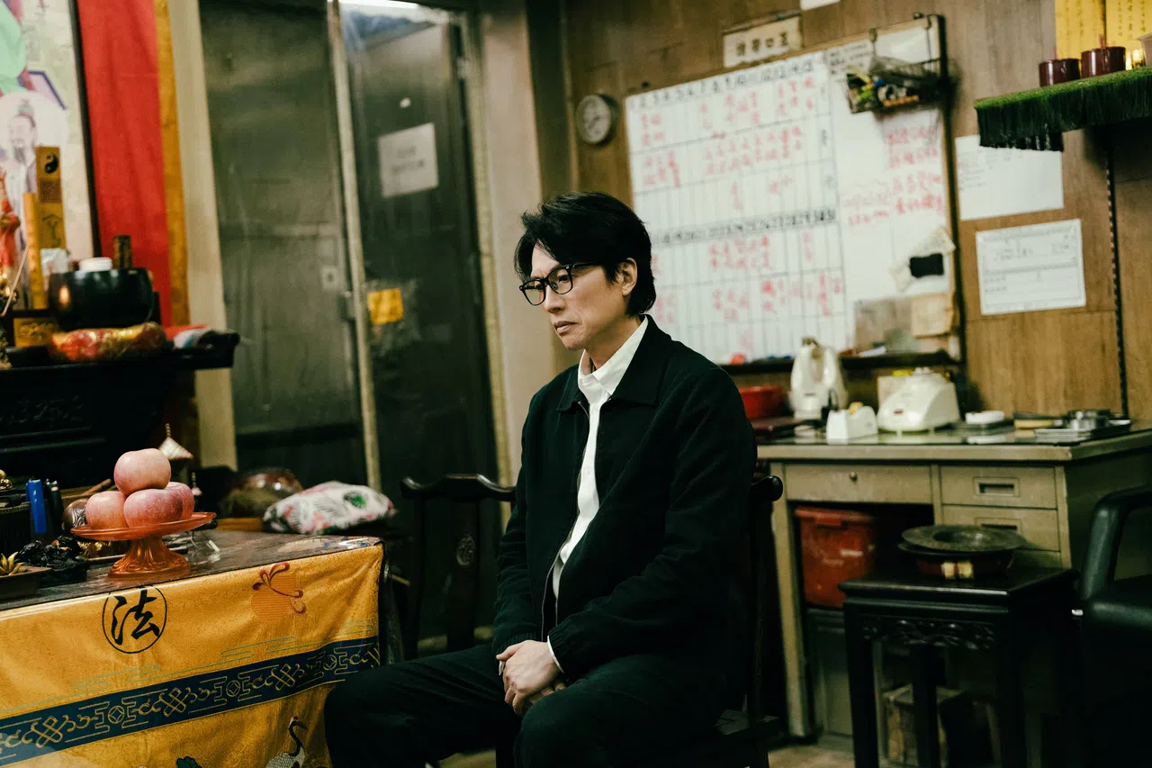 黄子华在片中饰演从婚礼策划师转行的葬礼礼仪师。（新加坡电影协会提供）