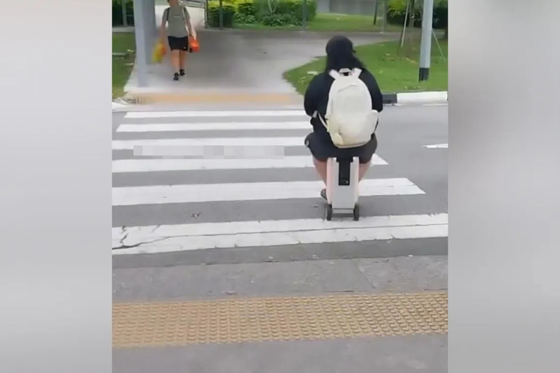 女子被指当时不仅没有佩戴安全帽，也没停下查看左右车流。（视频截图）