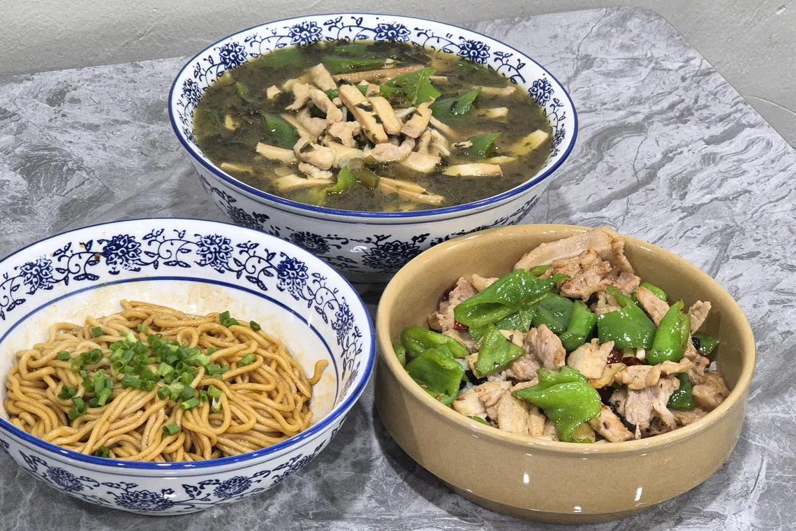 葱油拌面（前）、尖椒肥肠饭（右）和雪菜肉丝面，各有拥护者。（陈爱薇摄）