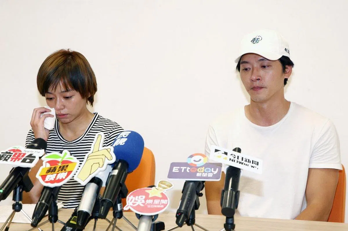 王瞳（左）和马俊麟为不伦恋开记者会道歉。（互联网） 