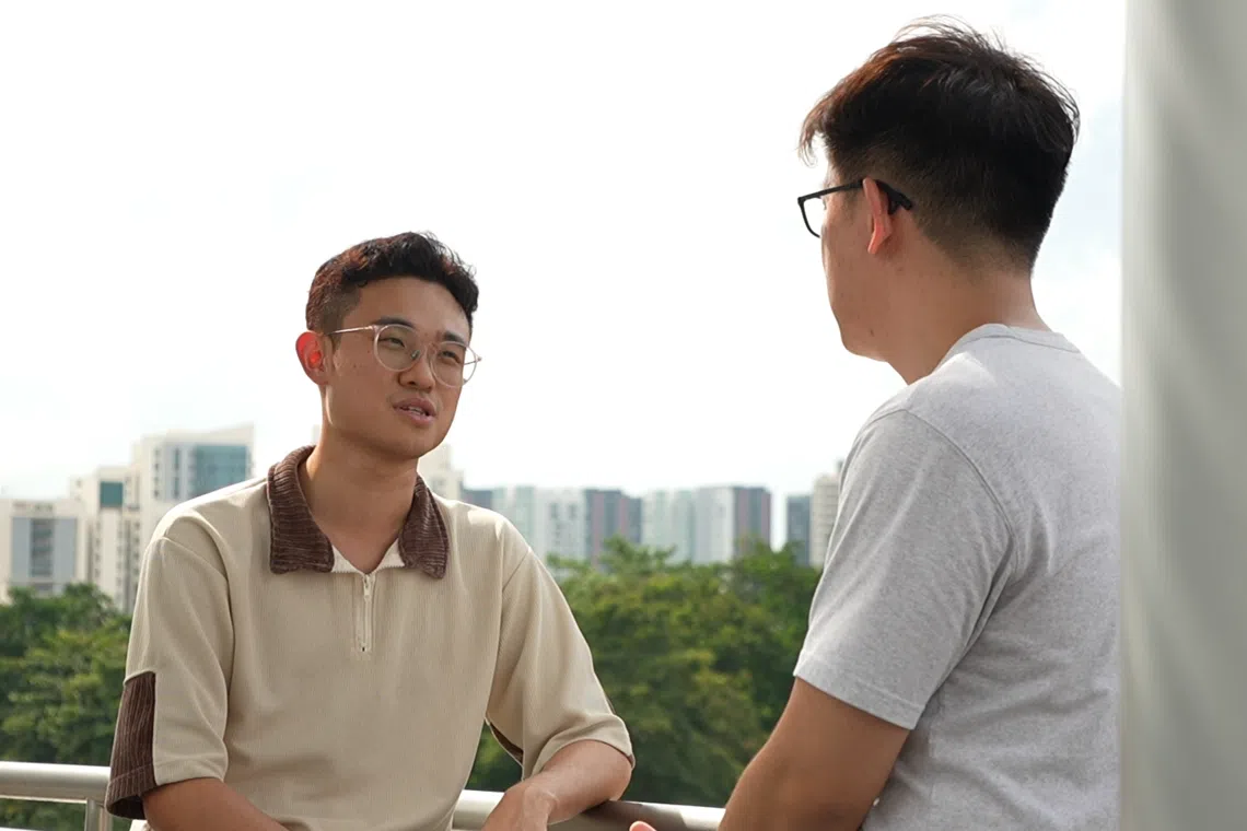 应届大学毕业生邓翰宇（左）  正式毕业前就开始找全职工作，却三番五次吃闭门羹。（视频截图）