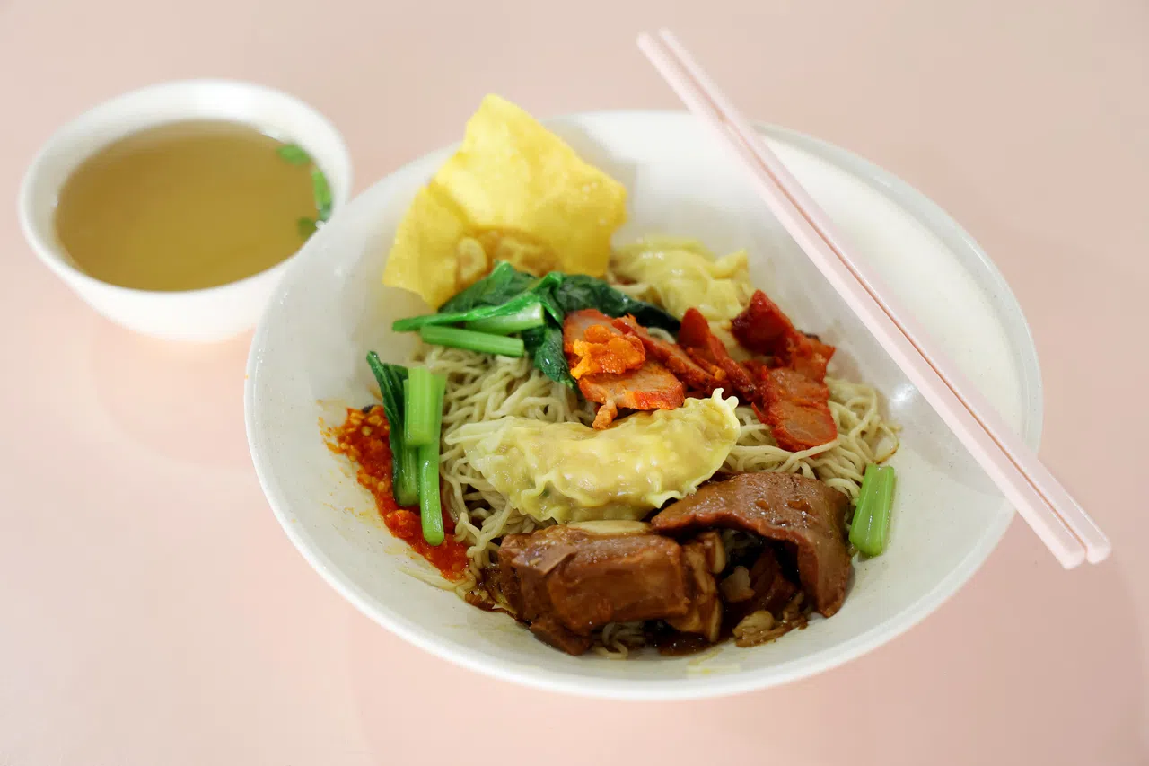 招牌哥罗面套餐有叉烧、炸云吞、水饺、排骨、青菜，配料丰富。（龙国雄摄）