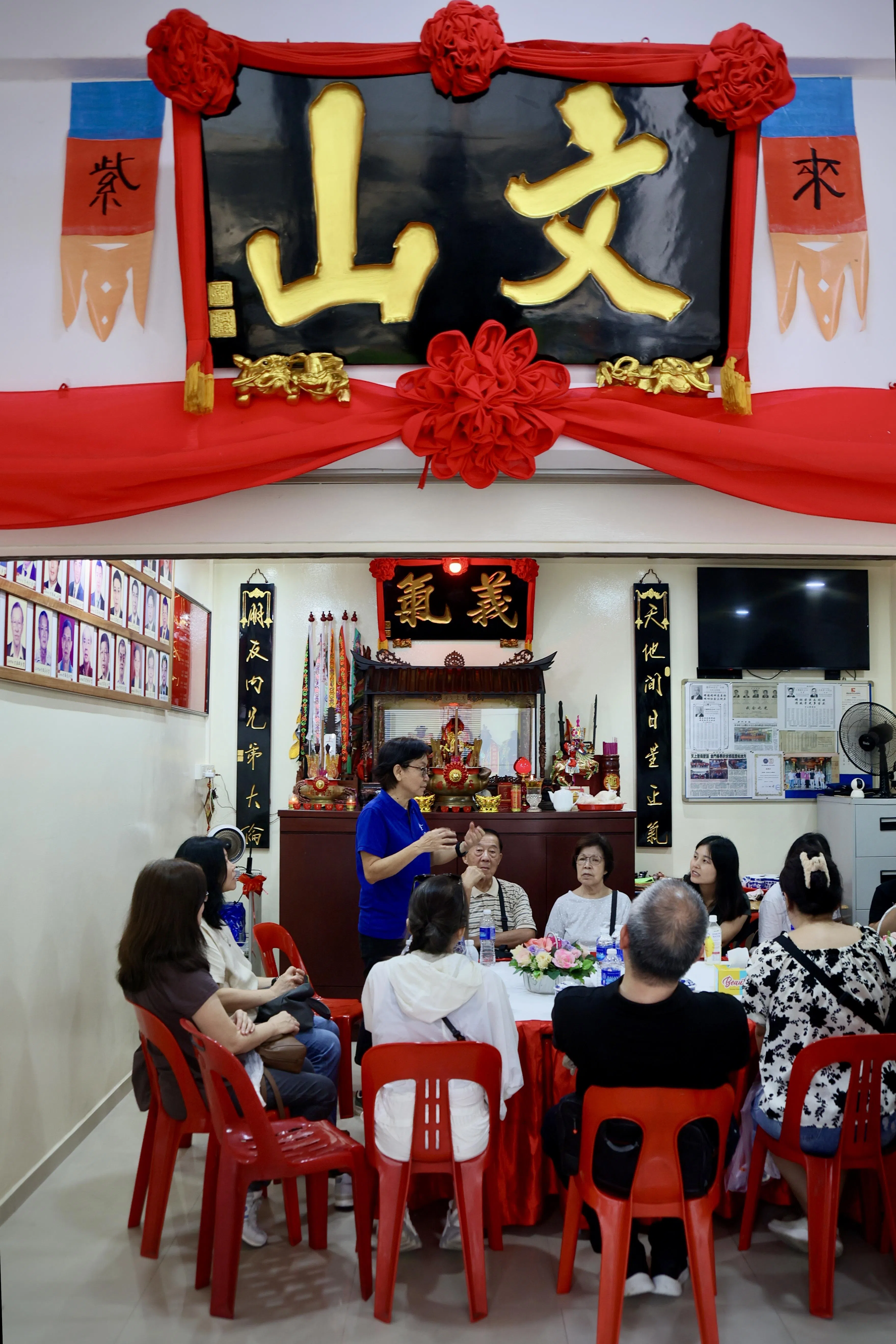作为“历史散步团”最后一站，散步团来到芳林苑的文山联谊社，从金门会馆文教部副主任杨素美（蓝衣站立者）口中，了解转型后的苦力间。（龙国雄摄）