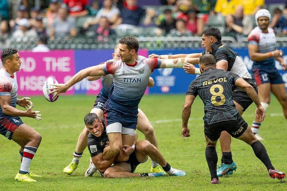 新闻纪实组IAAP金奖： 橄榄球 HK7 PJ10／陈平（香港）（新加坡摄影学会提供）