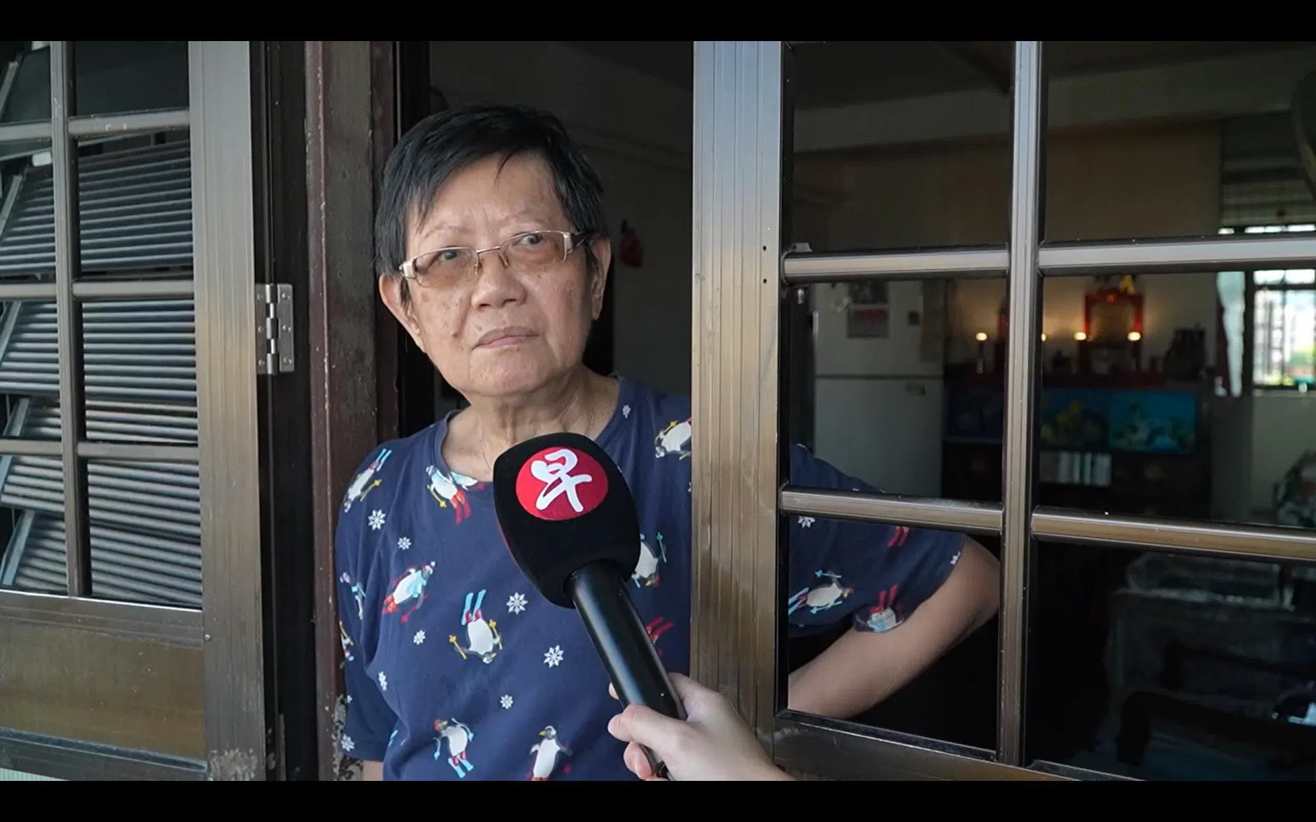 住在红山的黄女士（76岁）看重安顿问题，她认为这里居民多数已步入晚年，要搬迁会麻烦。她不想要赔偿金，但若能换得一间新的房子还愿意考虑。（视频截图）