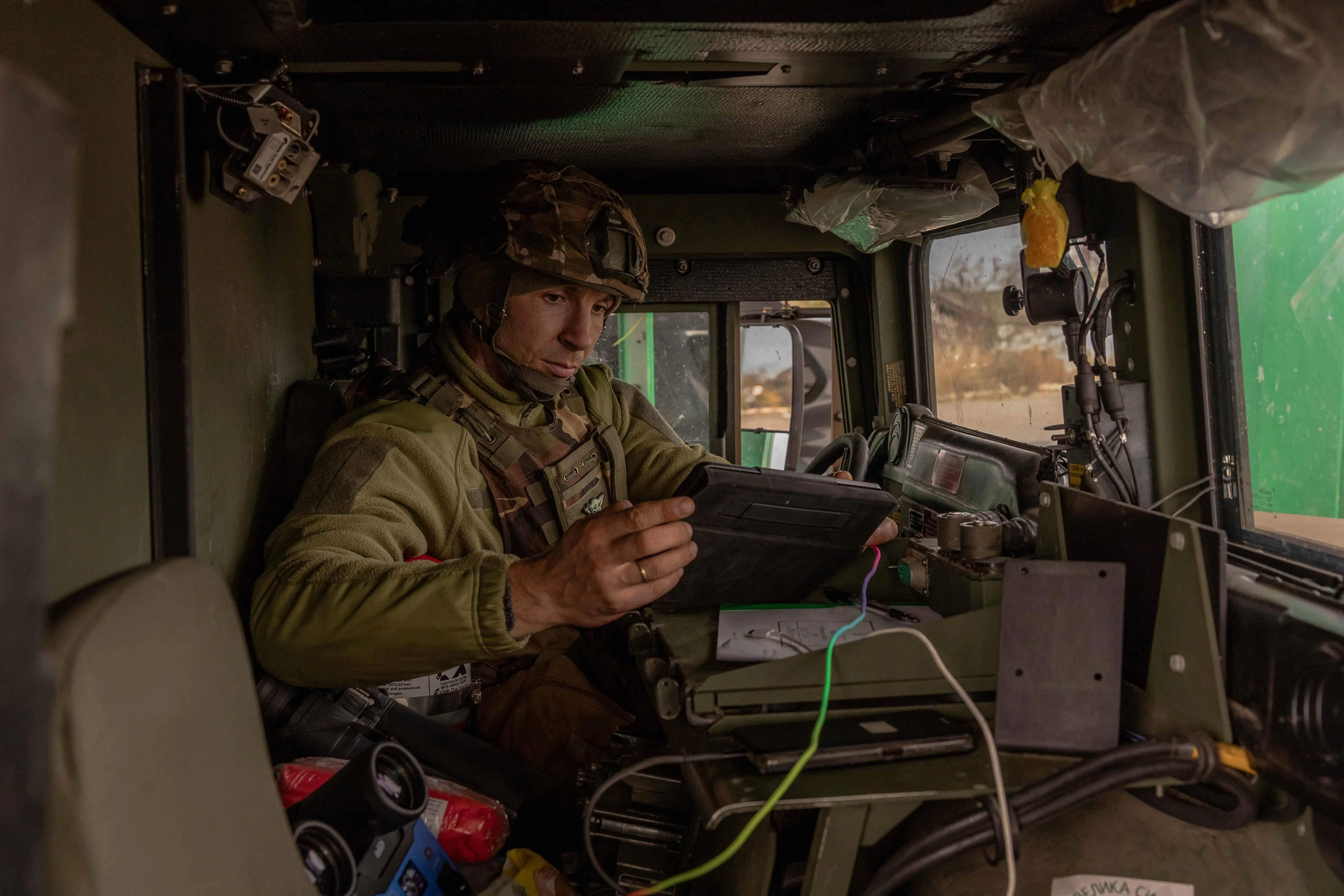 乌克兰无人机狩猎队成员2023年11月2日在南部城市赫尔松外使用平板电脑监控天空。（法新社）