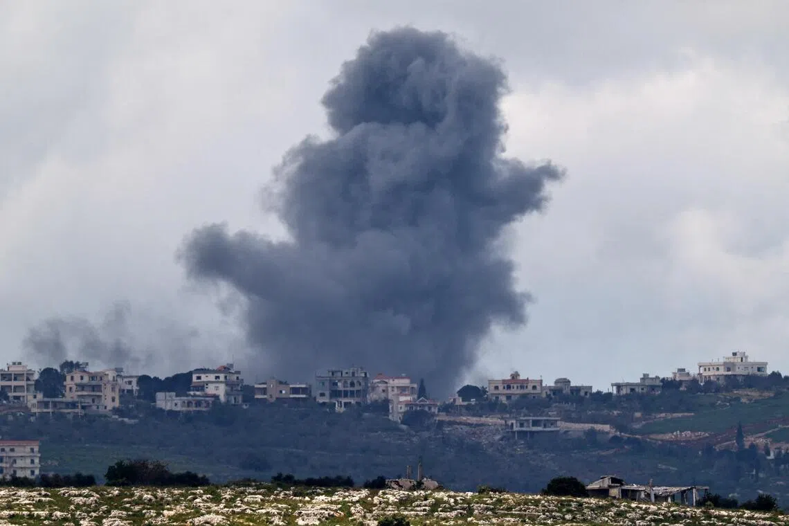 4月12日，从以色列边境一侧拍摄的照片显示，黎巴嫩南部遭到以军空袭后升起浓烟。（路透社）