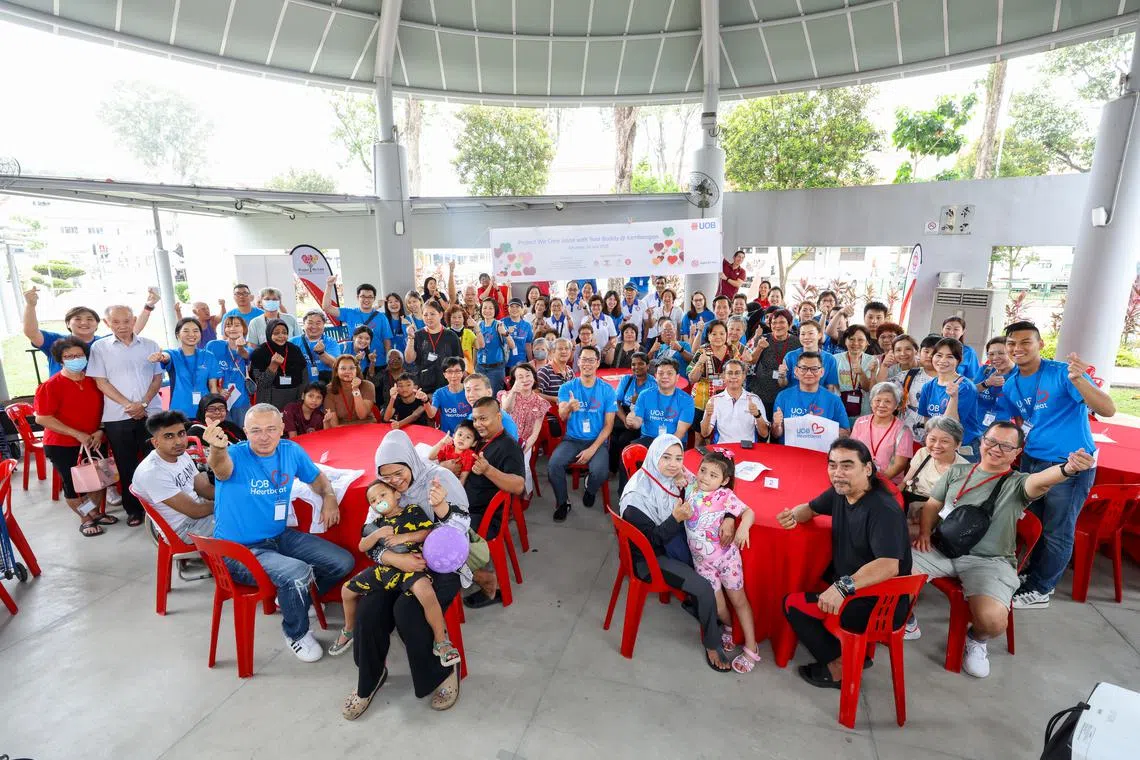 人民协会主办的“关爱计划——结伴购物乐”今年推出企业版，邀请企业义工参与策划活动，鼓励他们扮演更积极的角色。图为参与活动的义工与受惠家庭合影。（大华银行提供）