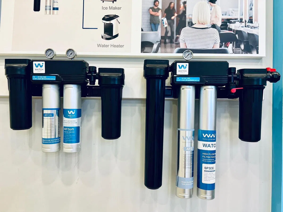 环保骑士净水机转为商业研发制造，可用于咖啡店、办公室、会议厅、餐馆，让饮用水更洁净和帮助健康。（贺玉荣摄）