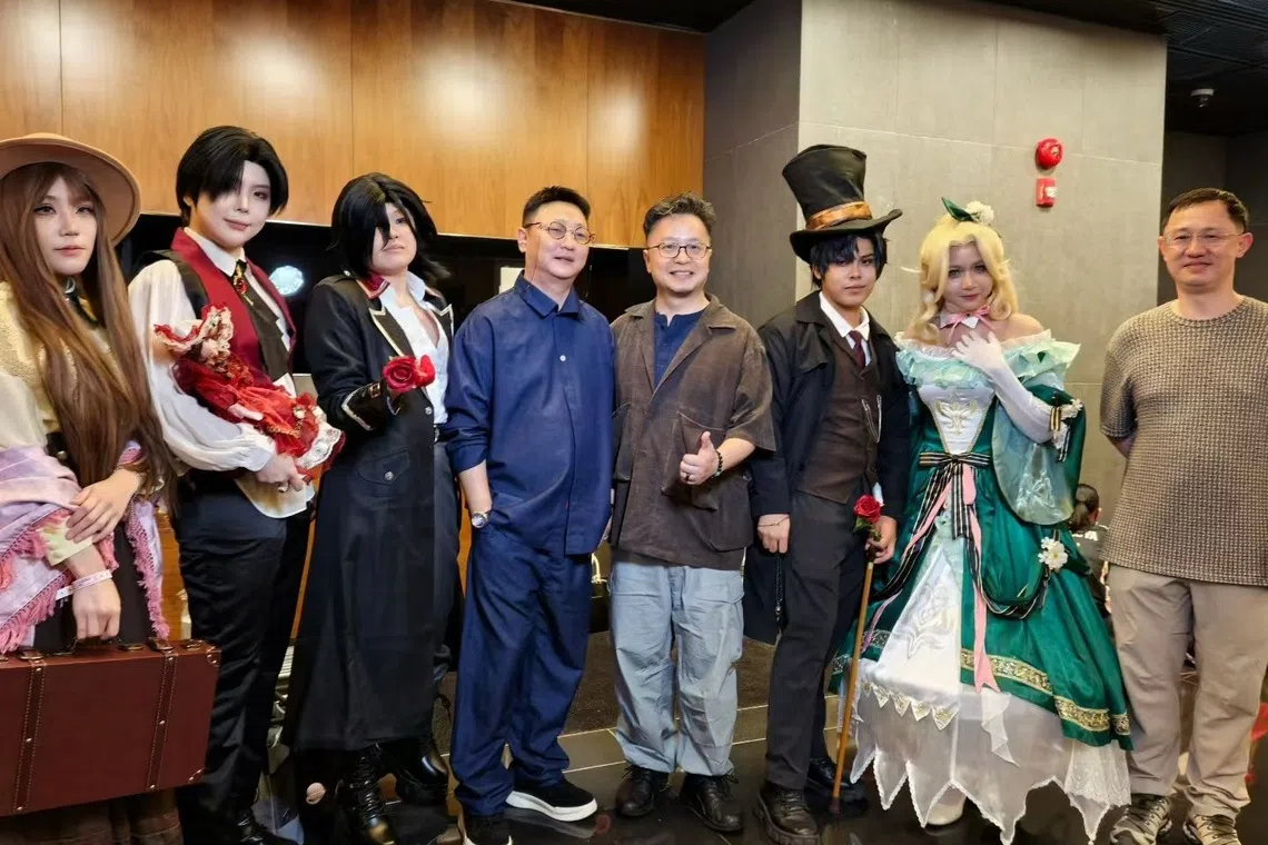 Aki（左二）与朋友一起装扮《诡秘之主》角色，在场遇到了该动漫的导演熊可（左四）、编剧刘兴（左五）与监制朱珂（右一）。（受访者提供）