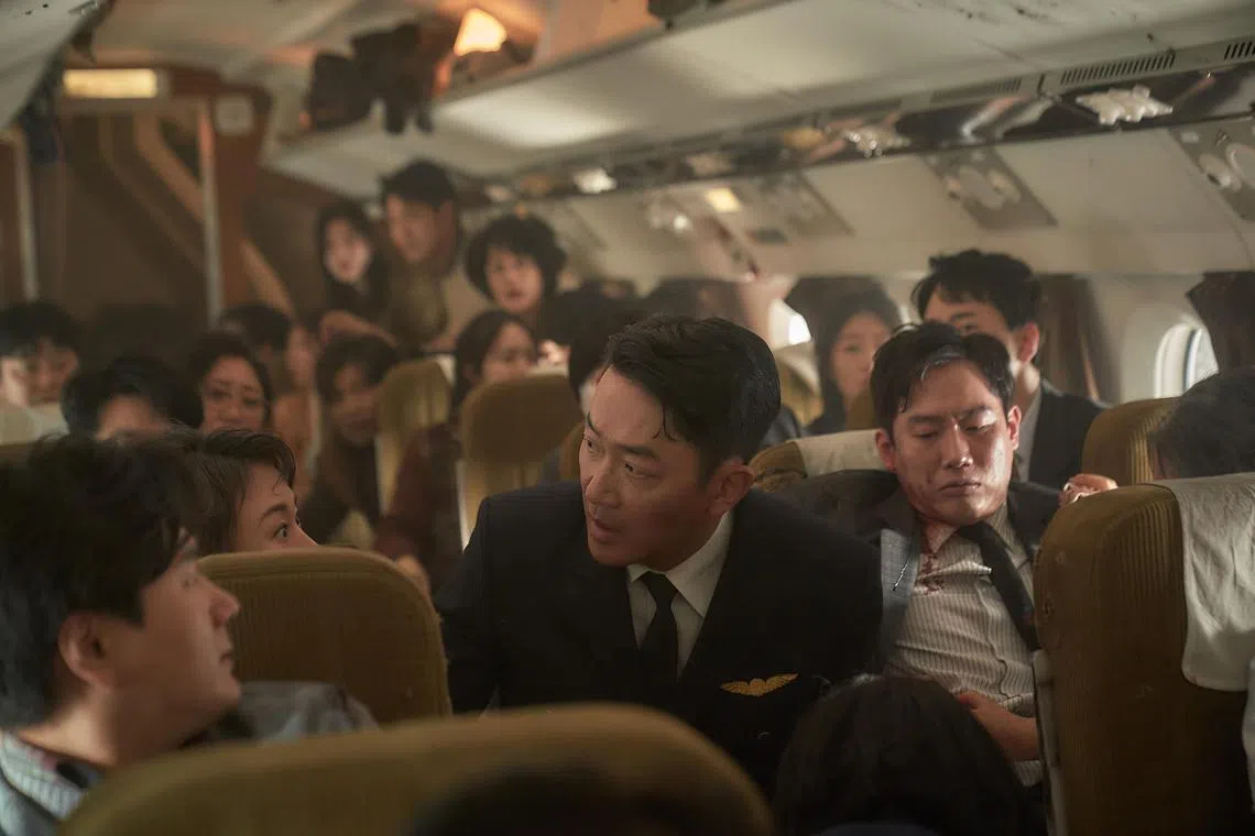 电影主要在狭窄的机舱布景内拍摄。（Sony Pictures Singapore）