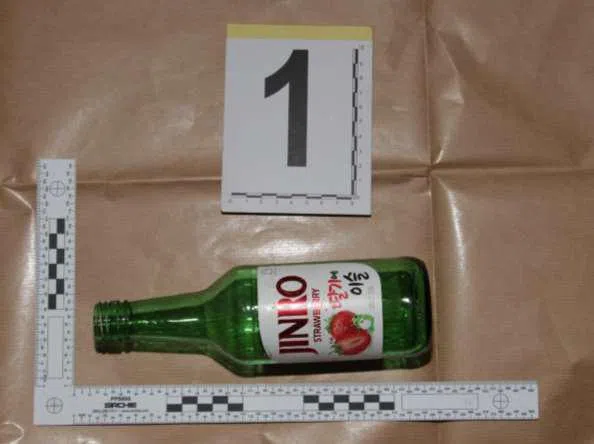 古兹塔扎向巴士顶层抛掷的烧酒瓶。（警方提供）