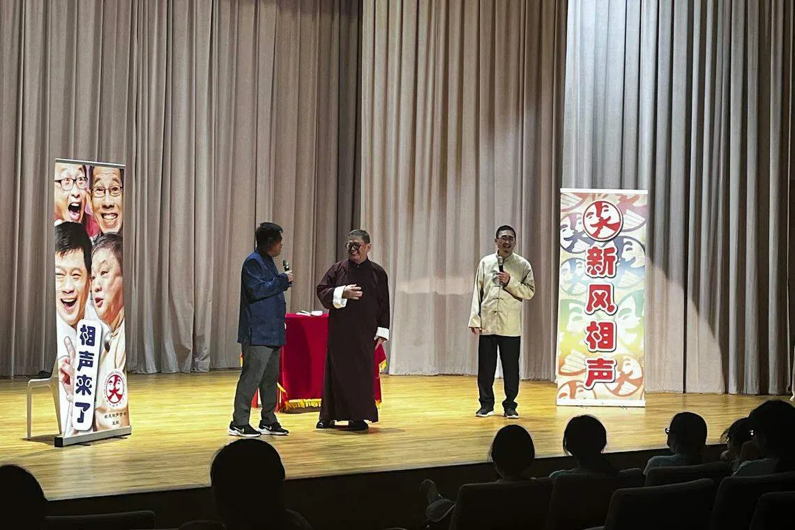 相声演员纪庆荣（左起）、黄家强和苏维胜表演群口相声，他们展现了精湛的技艺，现场笑声不断。（作者提供）