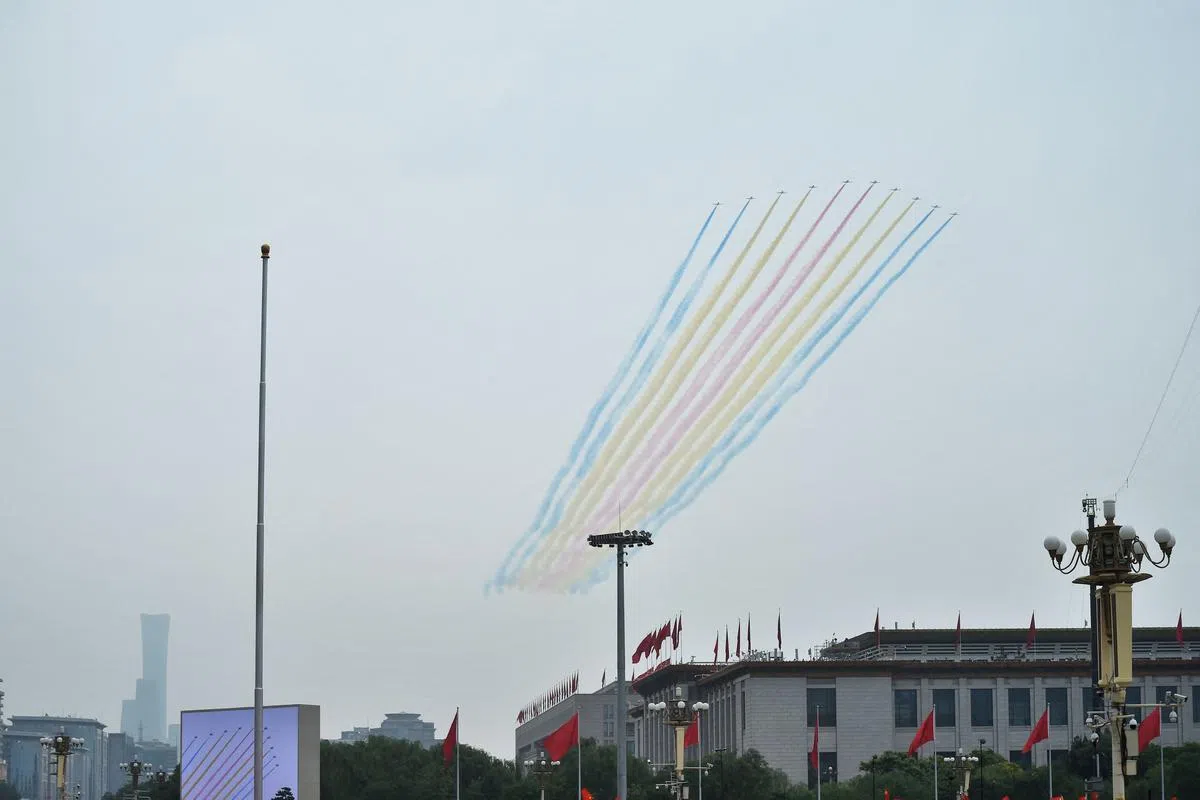 喷气式战斗机今早飞越天安门广场。（法新社）