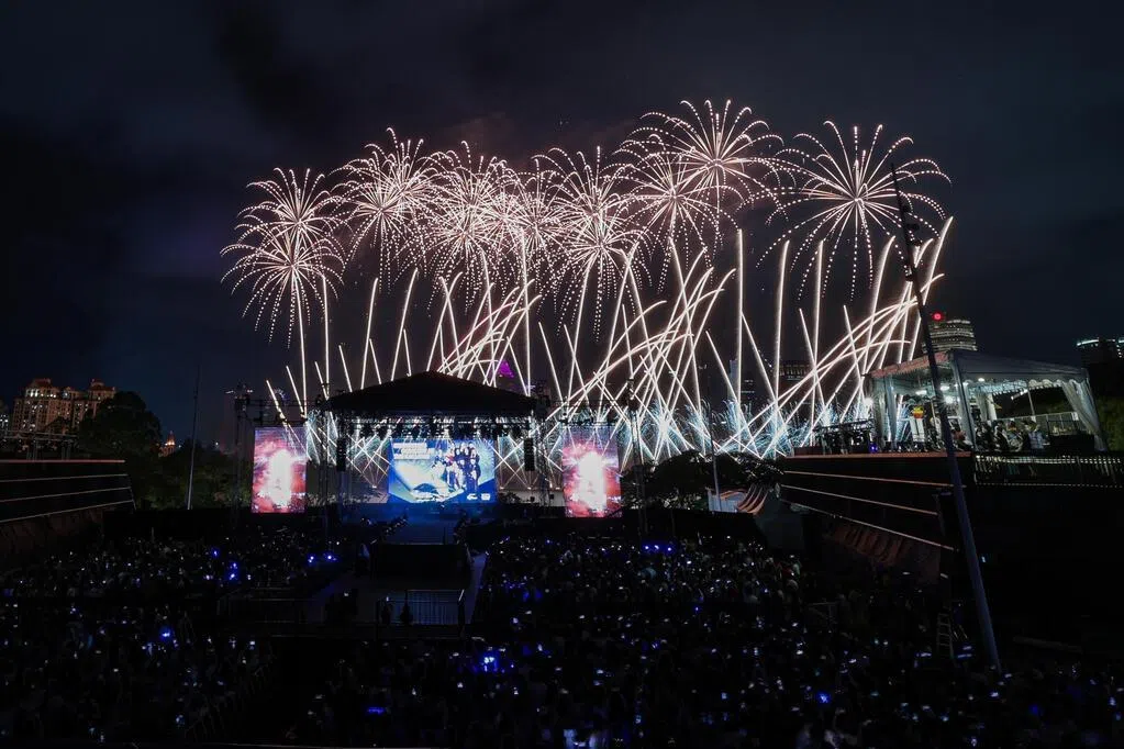欢歌笑语辞旧岁 火树银花迎新载