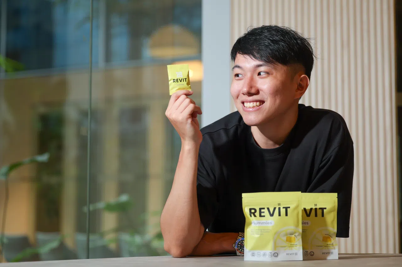 钟昀达受到女友酒后不适反应的启发，研发出名为Revit的解酒软糖。（张俊杰摄）