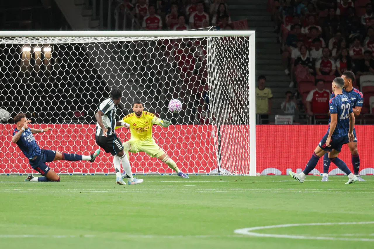 纽卡斯尔新援埃兰加（左二）在比赛第六分钟先拔头筹，领先阿申纳。（李冠卫摄）