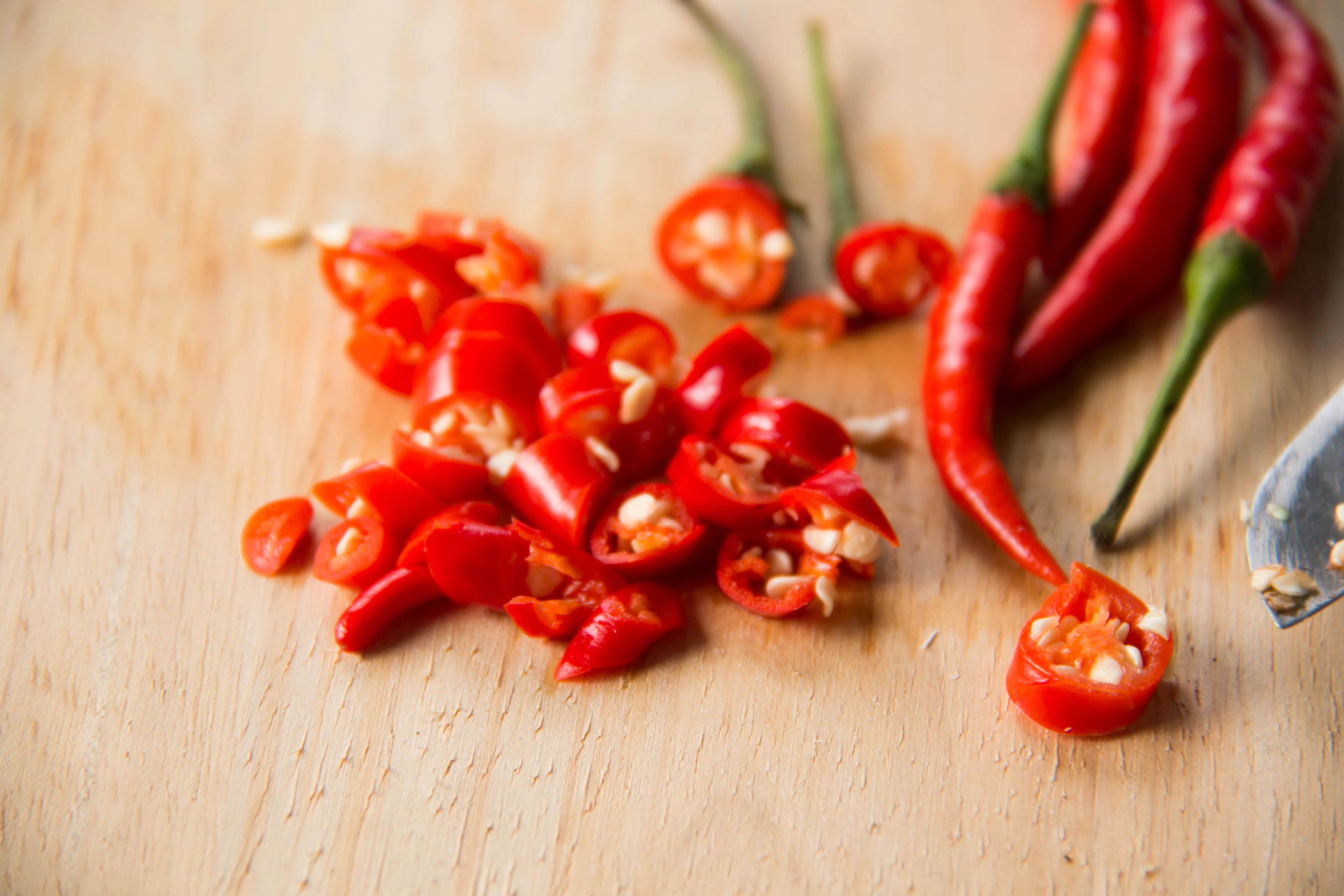 餐餐无辣不欢，可能导致咽炎、反复咳嗽、胃酸倒流等问题。（iStock图片）