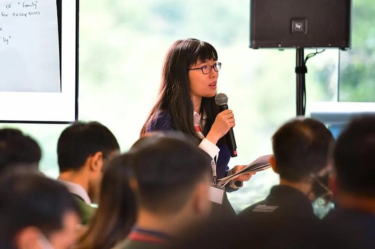 修读政治的文恩沁在对话会上积极发言。（图/全国青年理事会提供）