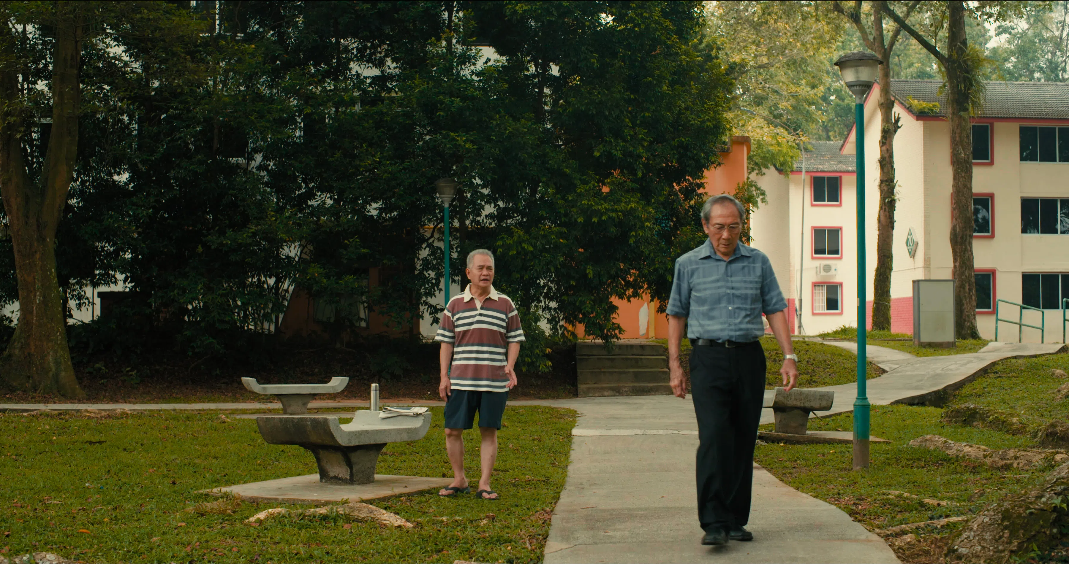 由甘龙发执导，林继堂（右）和刘谦益主演的长片《老破车》是SGIFF36“新加坡全景”单元开幕片。（新加坡国际电影节提供）