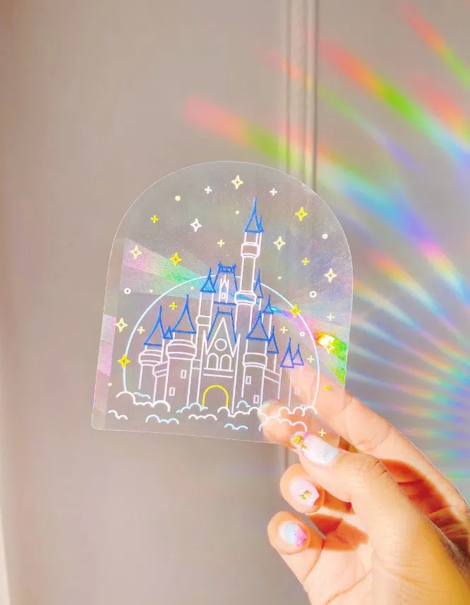 阳光透出阳光捕捉器折射的光晕大面积洒落在墙上。（互联网）